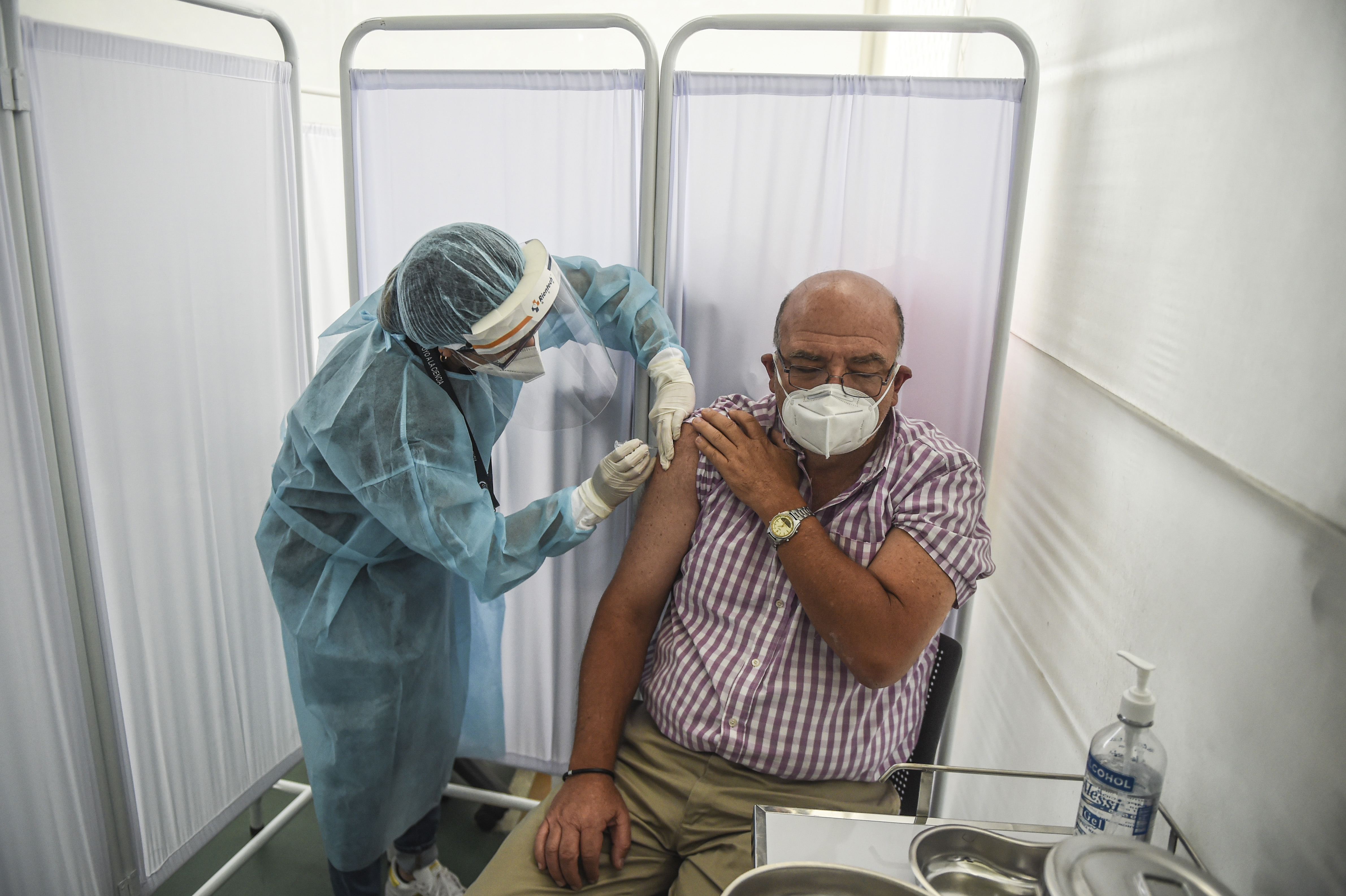 Las vacunas han sido exitosas para frenar la gran cantidad de muertos por COVID (Photo by ERNESTO BENAVIDES / AFP)