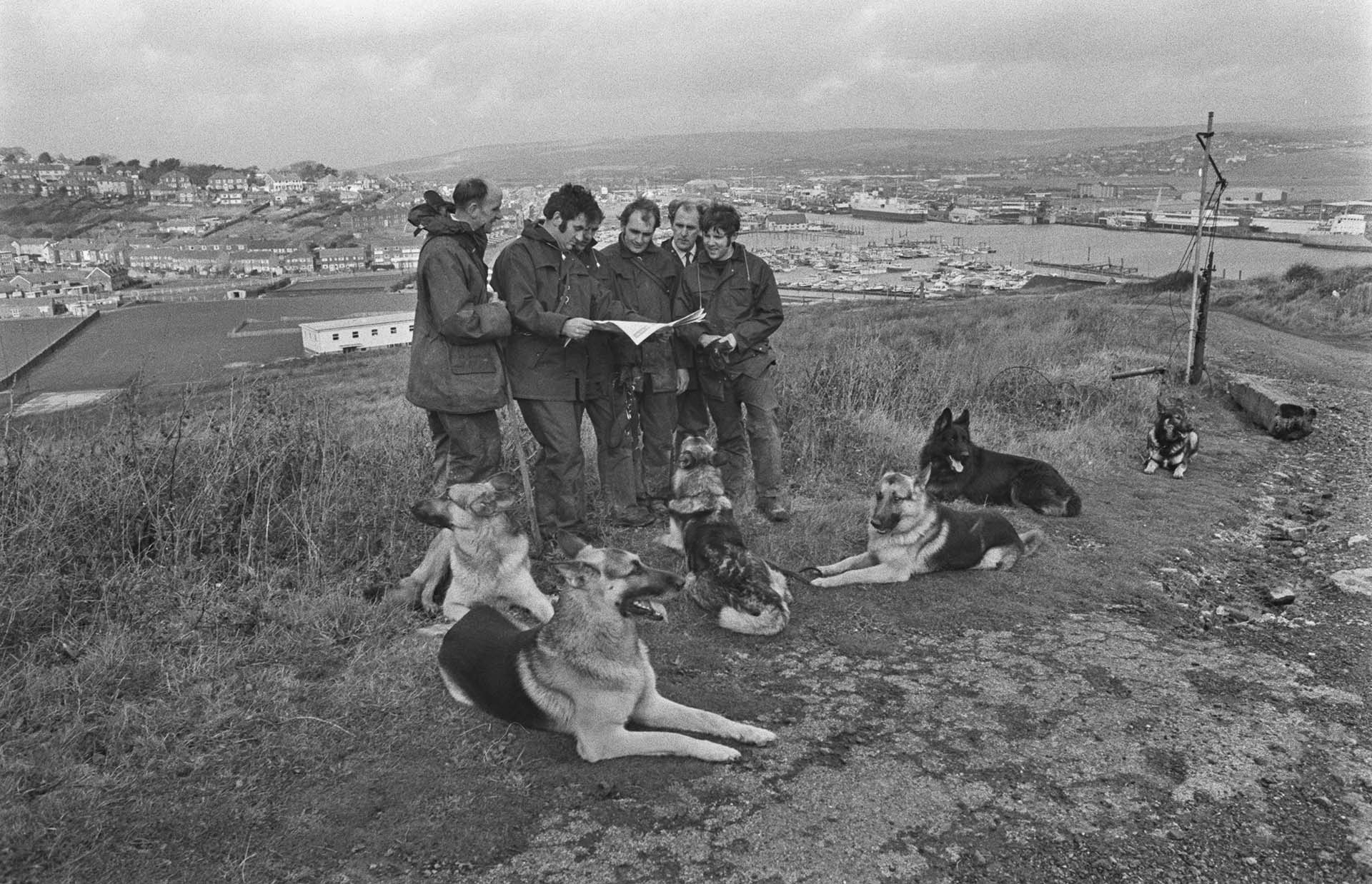 Police buscando a John en la zona de Newhaven (Photo by Evening Standard/Hulton Archive/Getty Images)