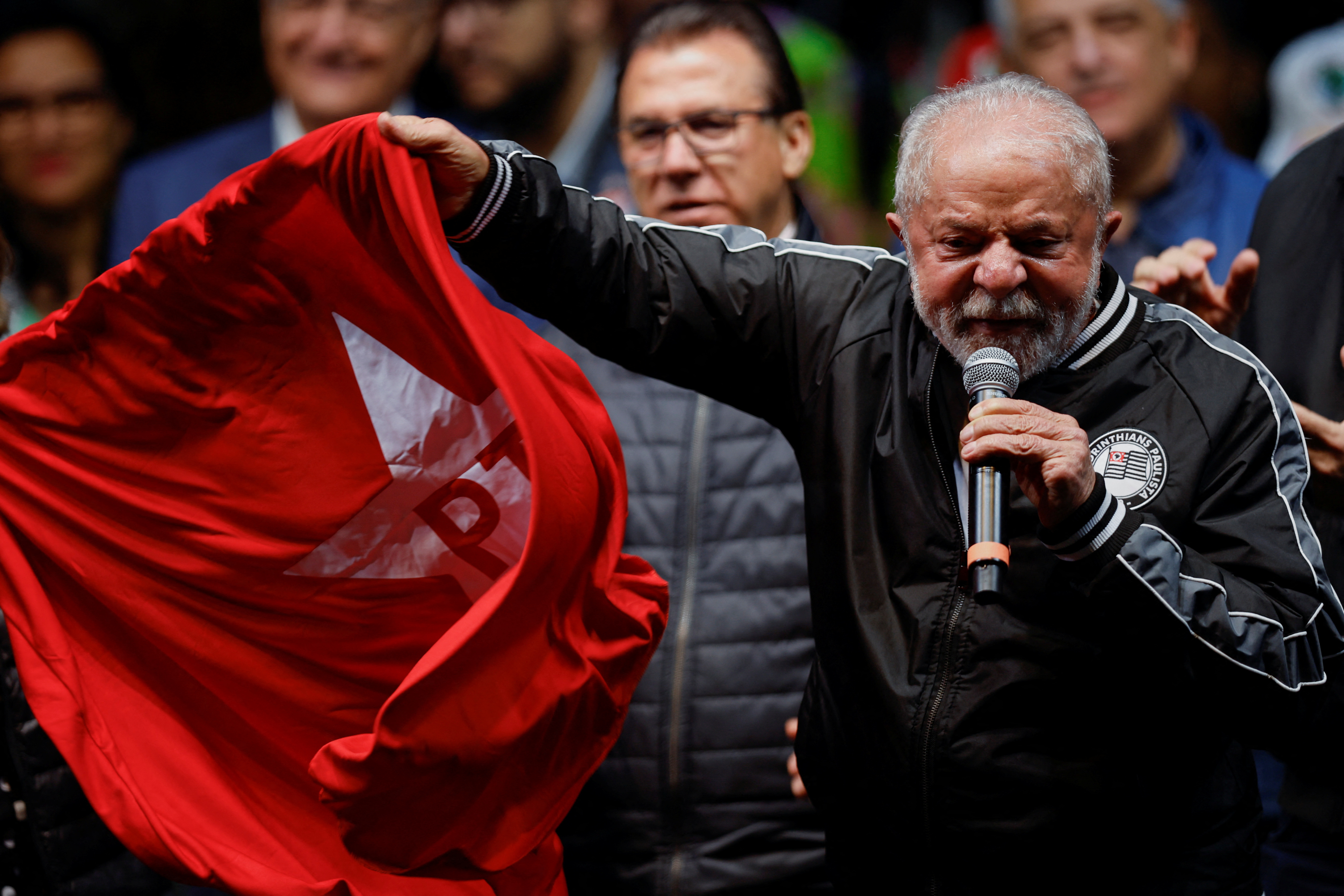 El ex presidente brasileño y candidato presidencial Luiz Inacio Lula da Silva habla durante un mitin en Sao Paulo, Brasil, el 24 de septiembre de 2022. REUTERS/Amanda Perobelli