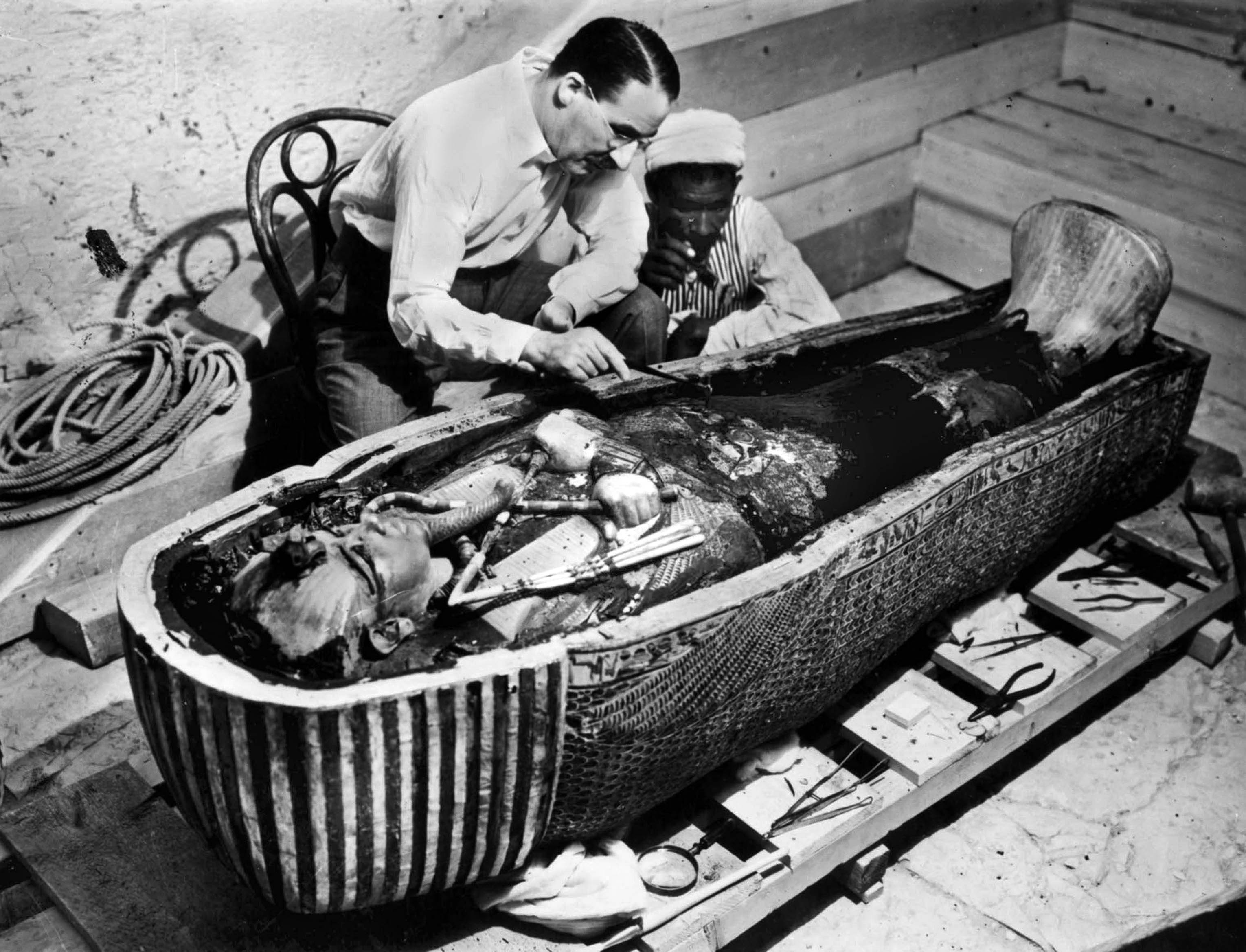 Howard Carter al descubrir la momia del faraón Tutankamón. 