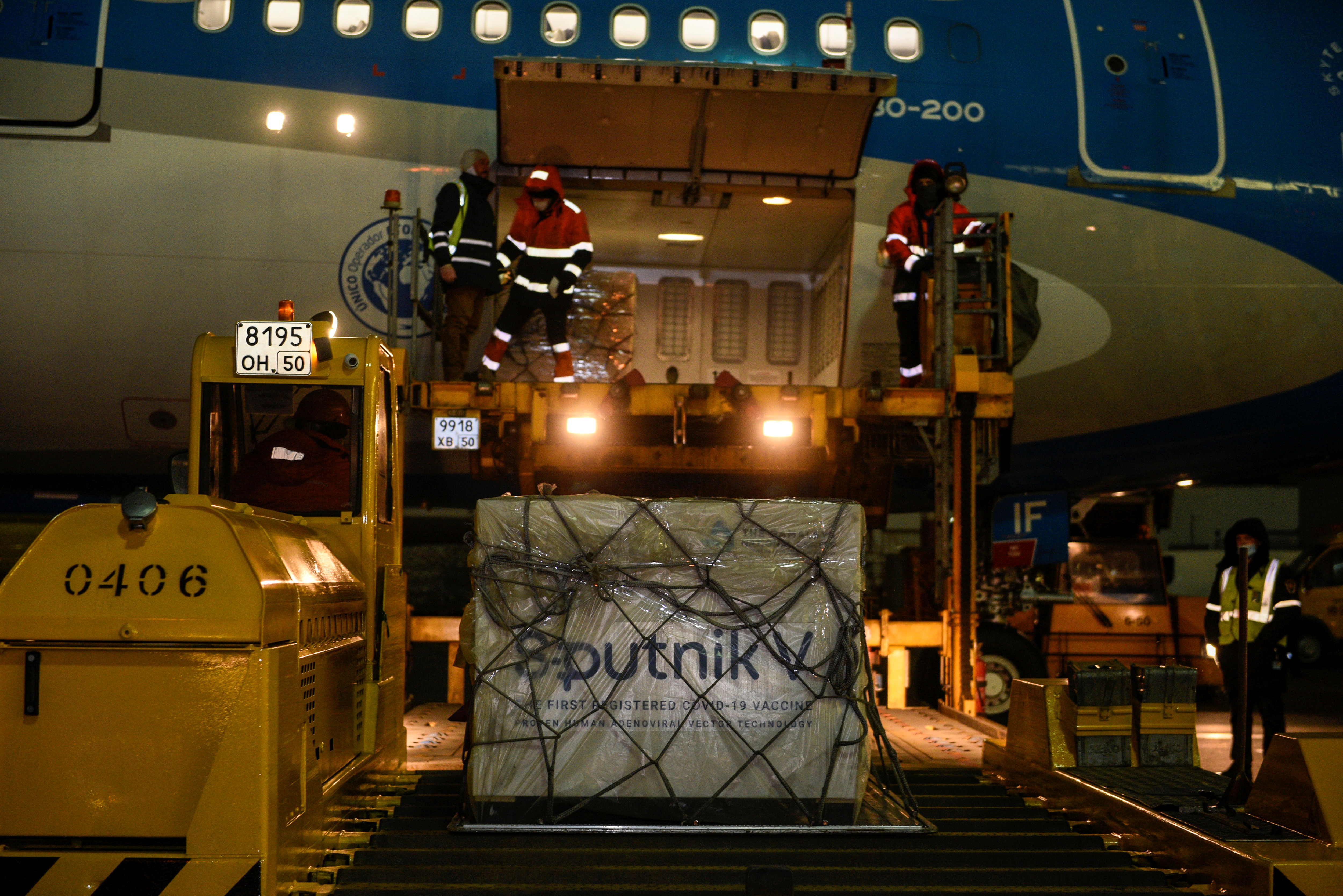La vacuna rusa Sputnik V en plena carga en el avión de Aerolíneas Argentinas con destino a Buenos Aires (Reuters) 