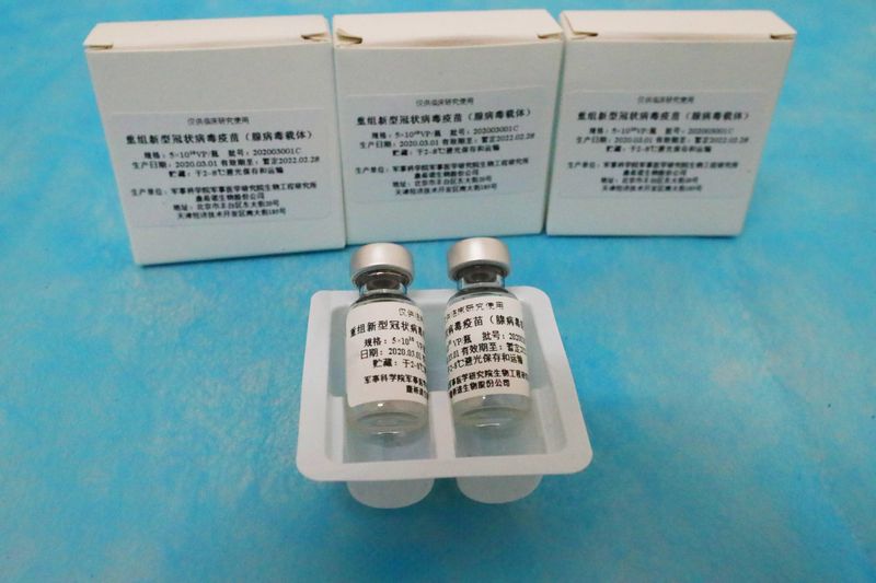 Frascos de una candidata a la vacuna COVID-19, co-desarrollada por la firma biofarmacéutica china CanSino Biologics Inc. y un equipo dirigido por un experto militar chino en enfermedades infecciosas, en Wuhan, provincia de Hubei, China (China Daily via REUTERS)