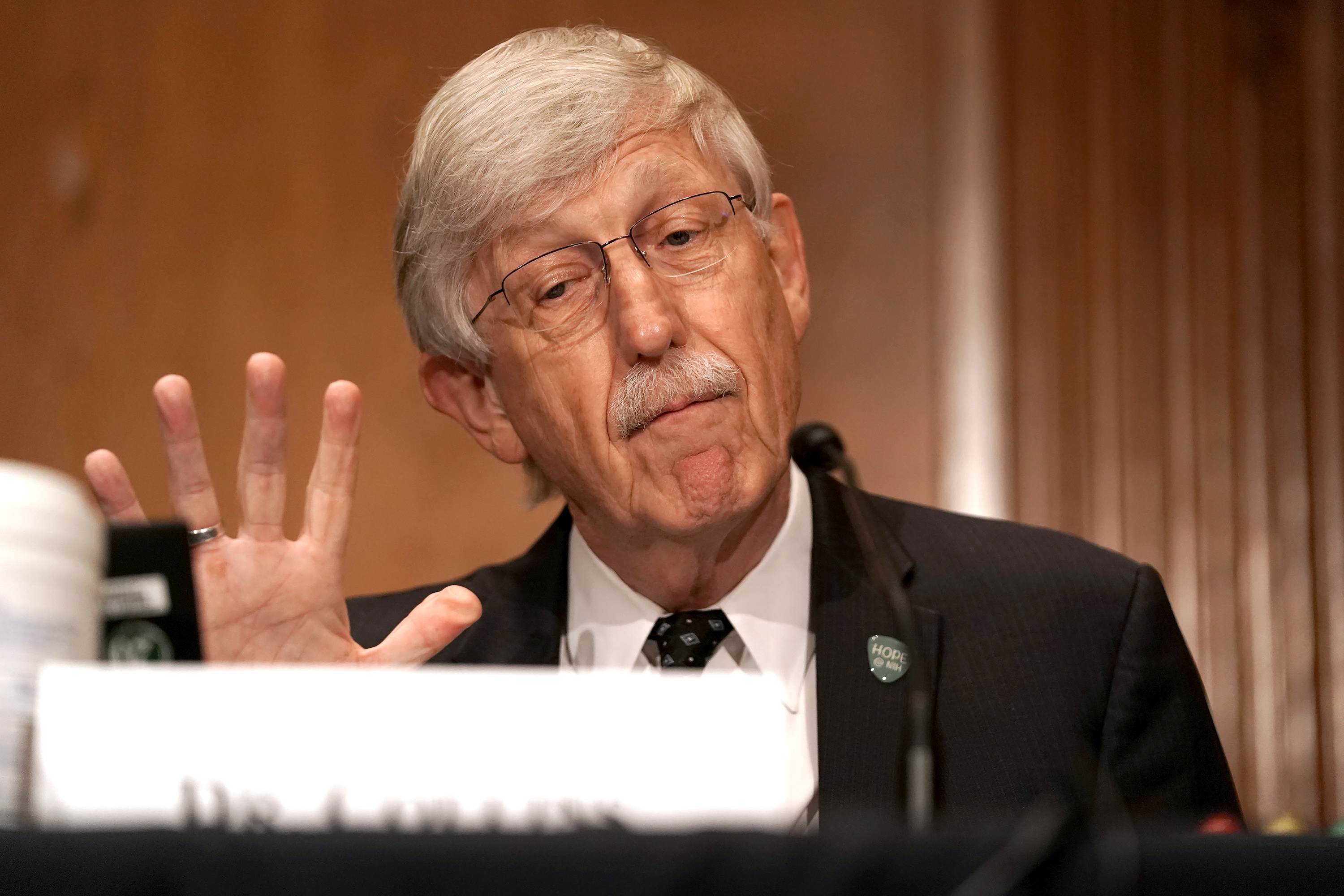 El genetista Francis Collins consideró que aún falta saber cuál es la dosis conveniente de vacuna COVID-19 para los chicos (REUTERS)