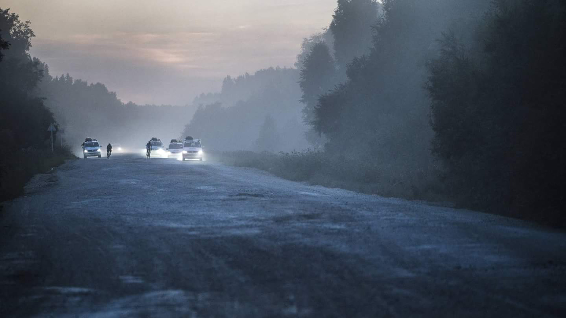 Todas las carreras tienen equipos de acompañamiento. En esta imagen, atraviesa Siberia camino a Vladivostok.
