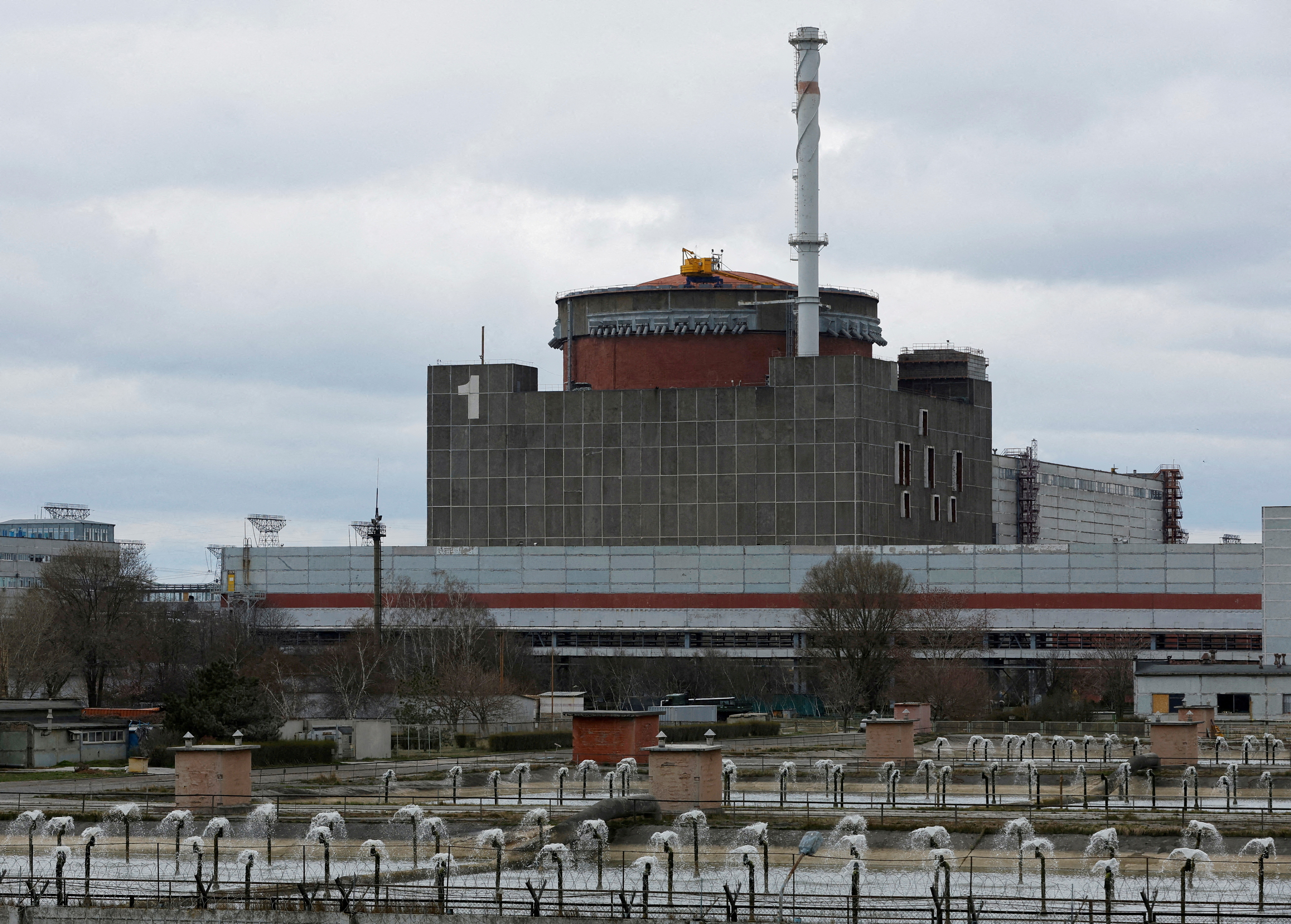 El OIEA aclaró que el colapso de la represa de Kajovka no supone un riesgo inmediato para la planta nuclear de Zaporizhzhia