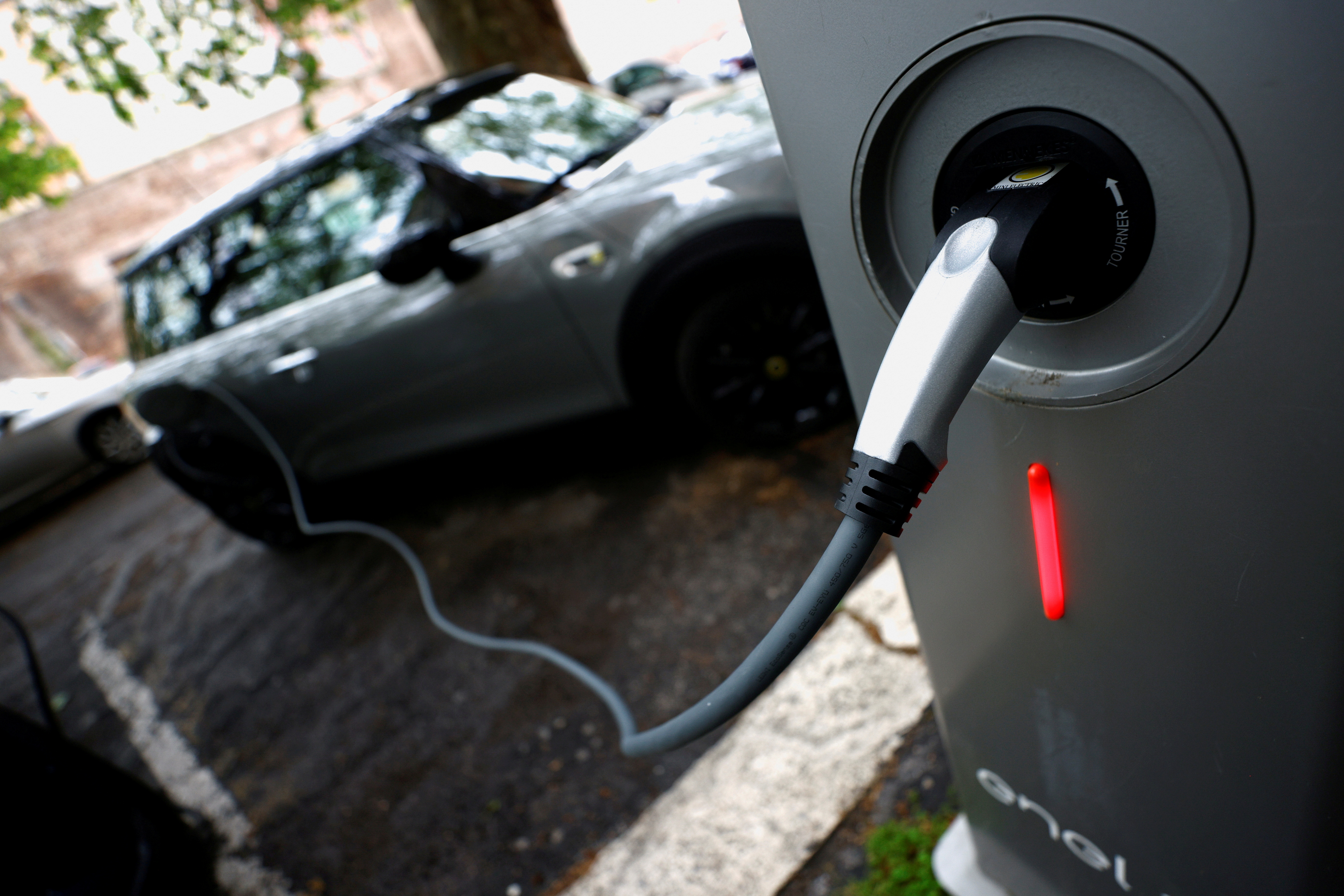 Costa Rica tiene una mentalidad más verde; Colombia tiene muchos beneficios para vehículos eléctricos; y en Chile hay una gran oferta de vehículos eléctricos (REUTERS/Guglielmo Mangiapane/File Photo)