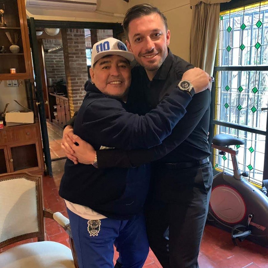 Morla, junto a Diego Armando Maradona.