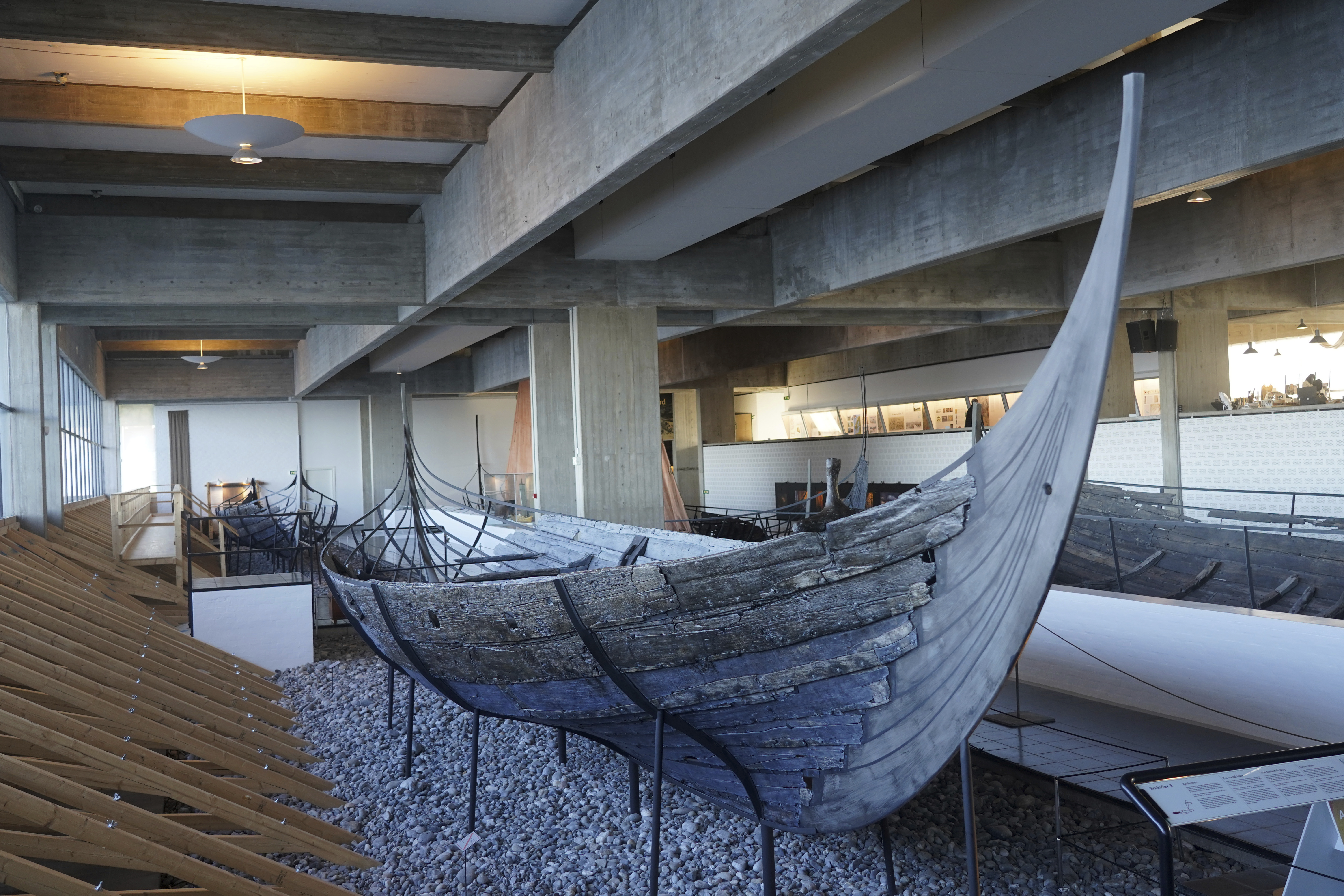 Un buque mercante costero vikingo de 14 metros del siglo XI, se encuentra en exhibición en el Museo de Barcos Vikingos. Roskilde, Dinamarca, lunes 17 de enero de 2022. (Foto AP/James Brooks)

