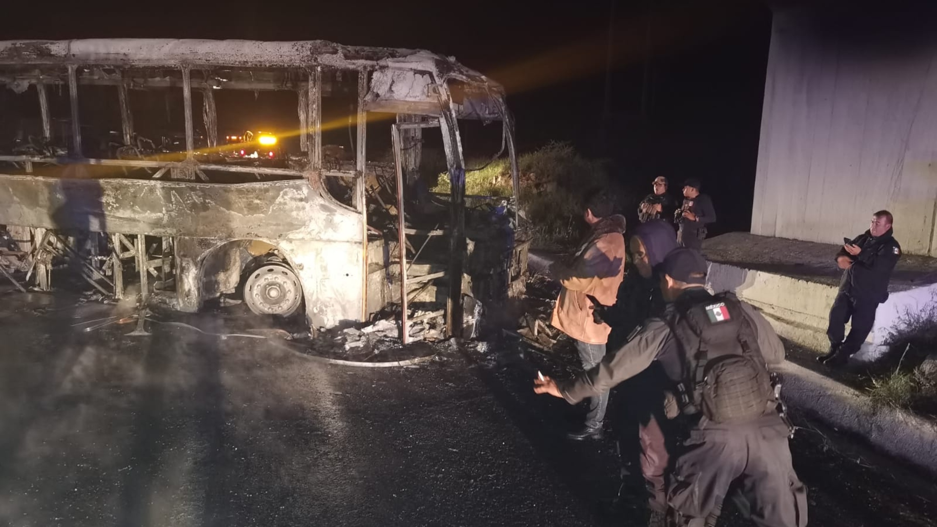 ENRVQ students seized and burned a public transport unit as a protest against the attack suffered by one of their classmates.  (Photo: Special)