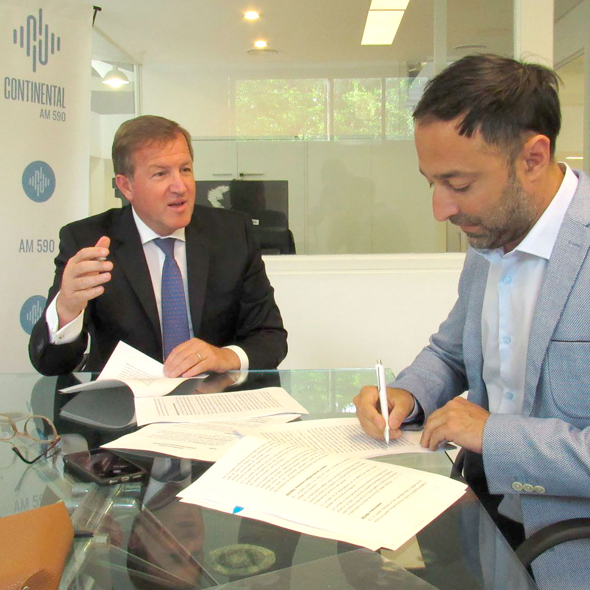 Eduardo Serenellini junto a Gabriel Enriquez, CEO de Continental, durante la firma del contrato (@edserenellini)