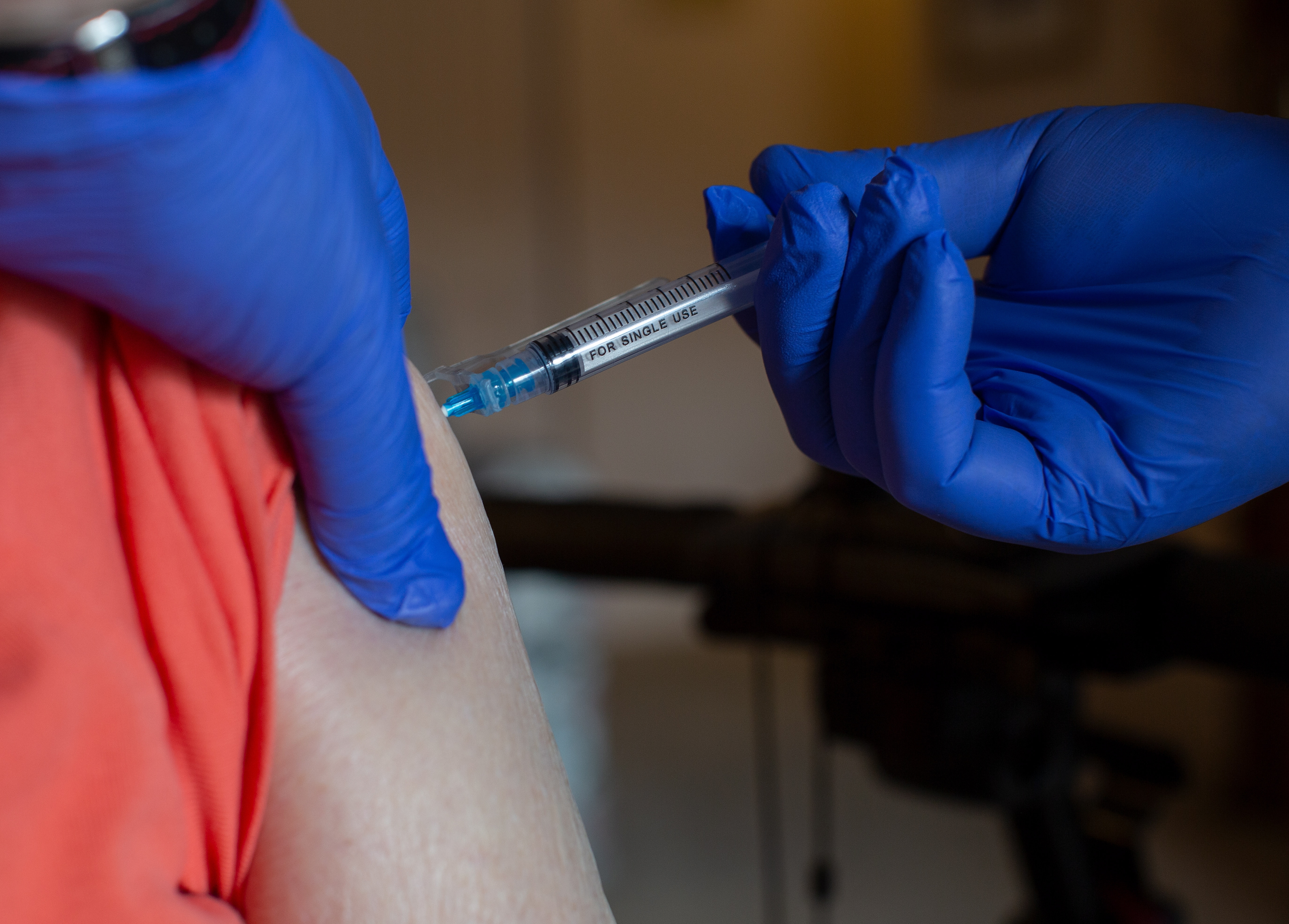 Una persona es vacunada contra la covid-19, en una fotografía de archivo. EFE/CJ Gunther
