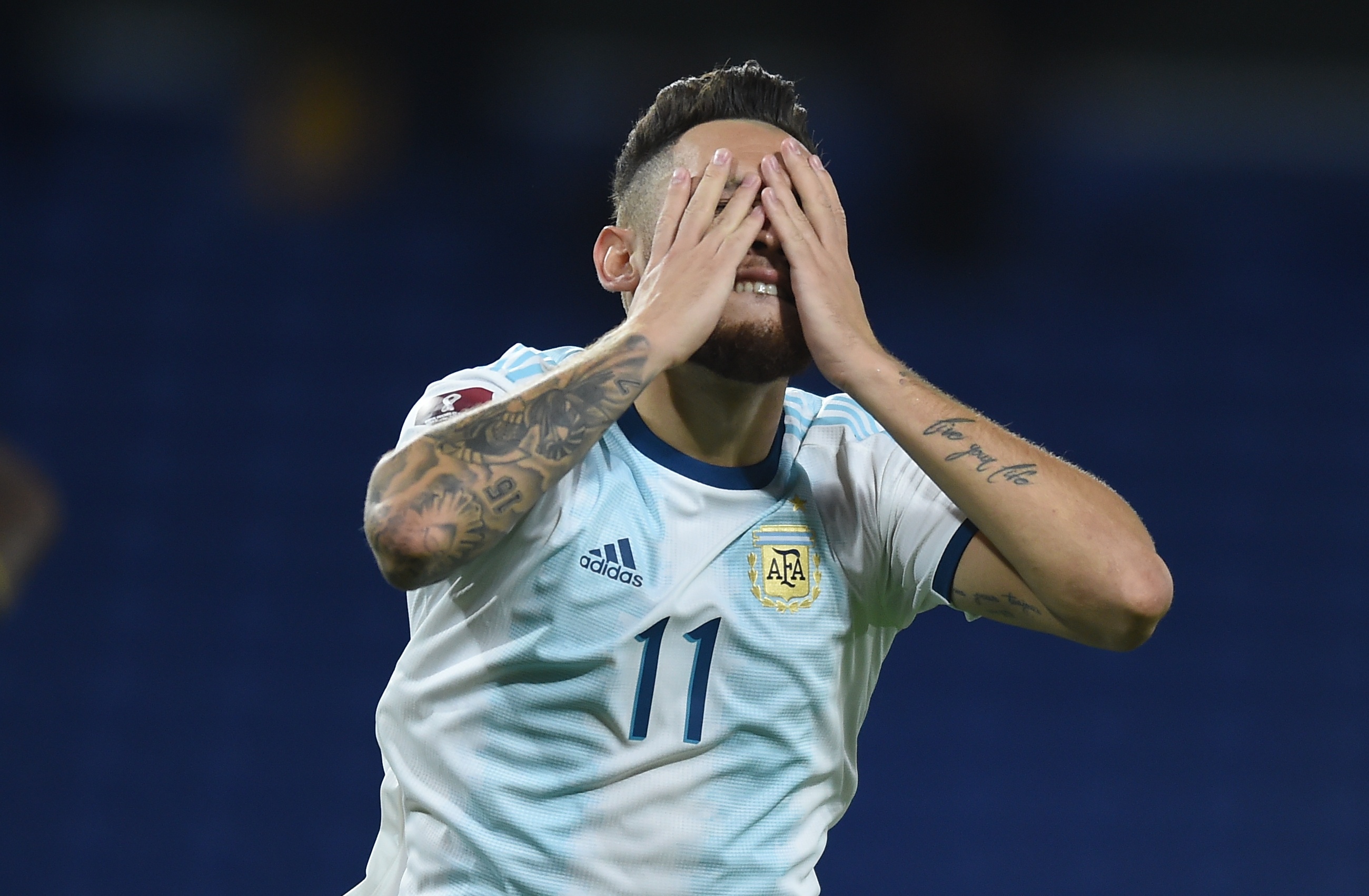El lamento de Ocampos, en la jugada más clara del segundo tiempo: atajó el portero Domínguez (REUTERS/Marcelo Endelli)