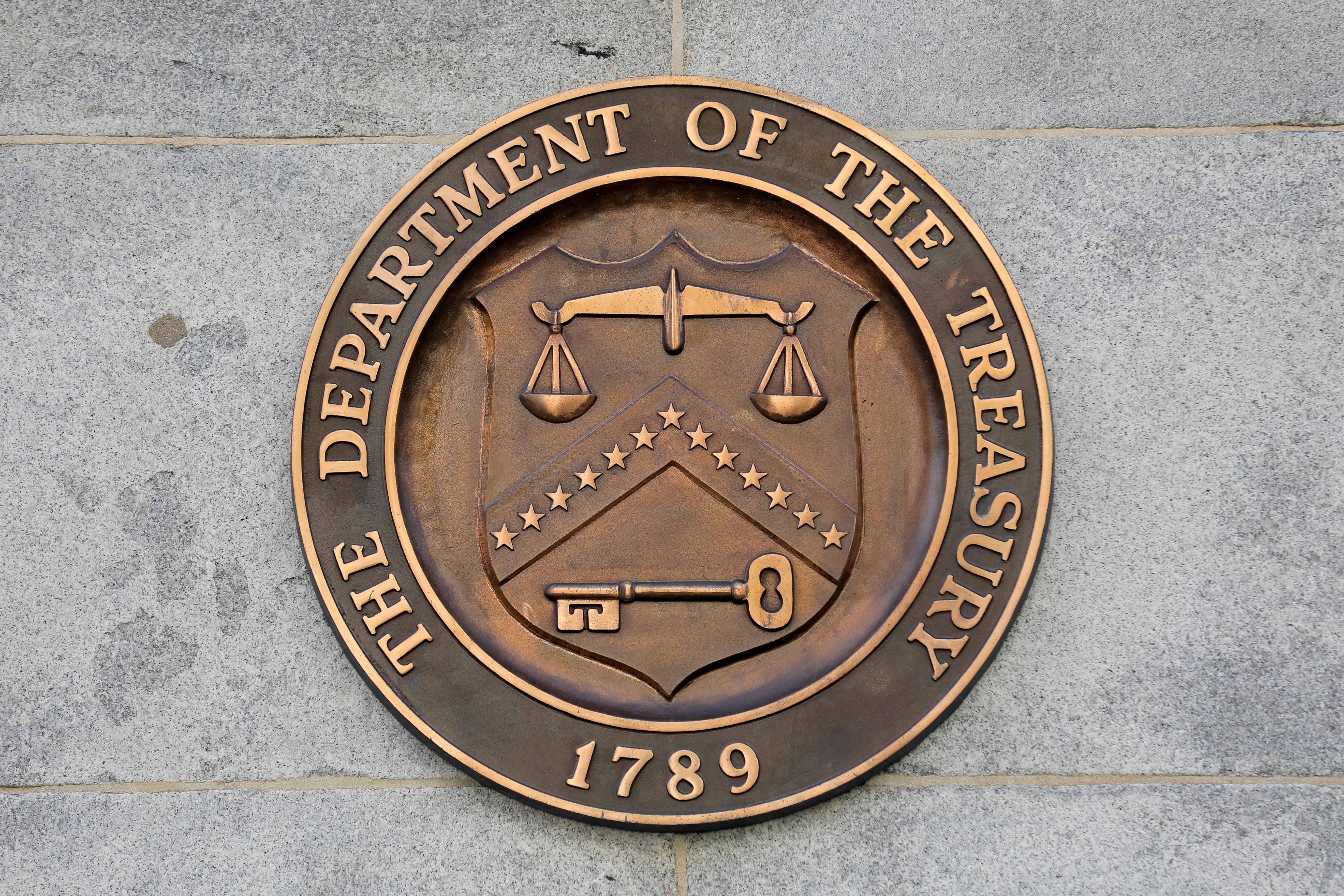 Foto de archivo de una señalización en la sede del Departamento del Tesoro de Estados Unidos en Washington, D.C. (REUTERS/Andrew Kelly)