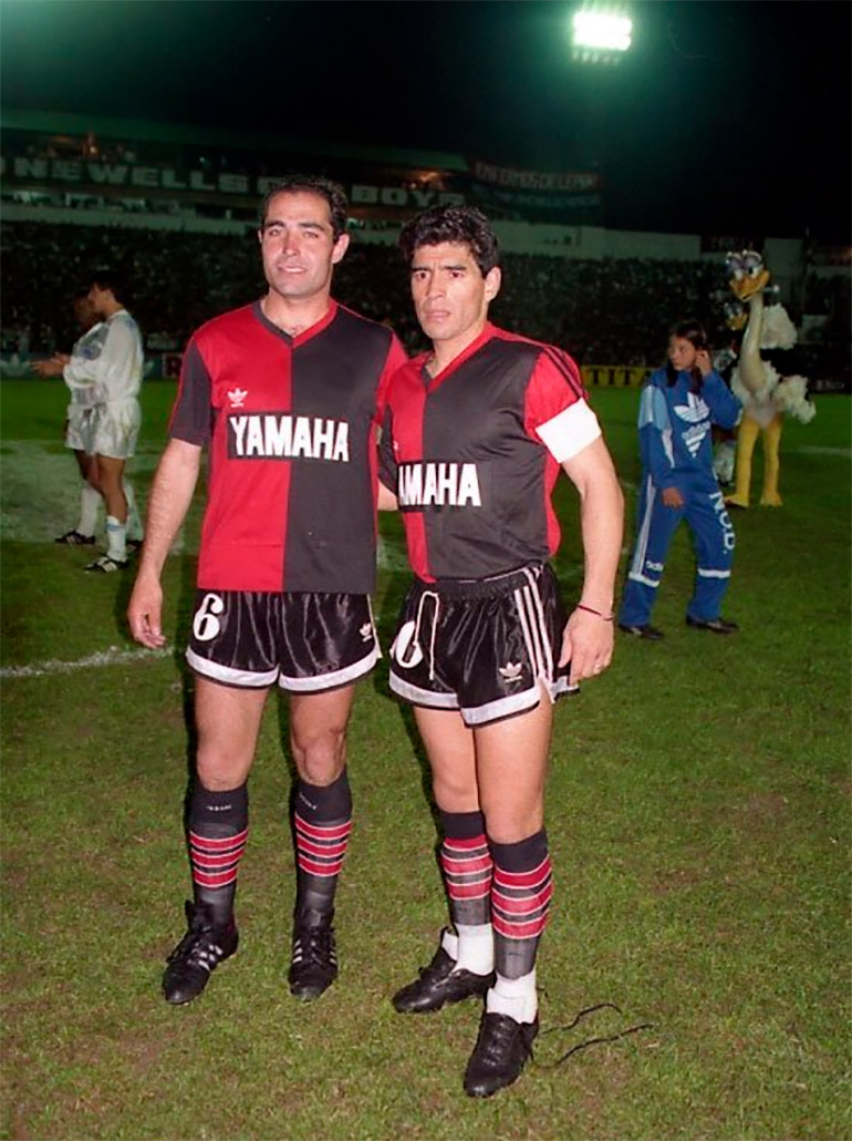 El Chocho Llop y Diego Maradona posan ante las cámaras antes de un partido con Newell's 