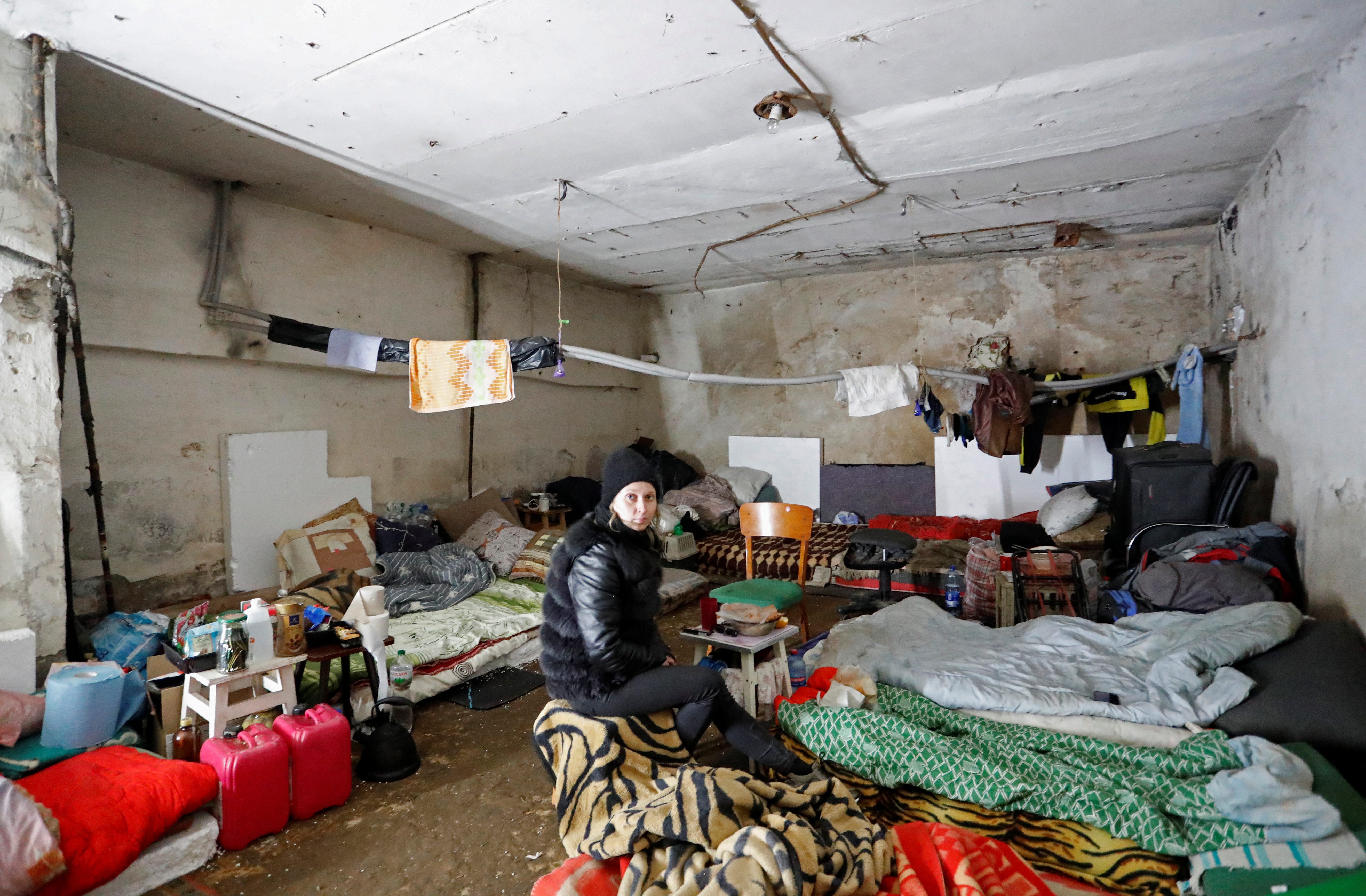 Marina, 33 ans, dans un refuge pour animaux de la ville de Marioupol, en Ukraine (REUTERS / Alexander Ermochenko)