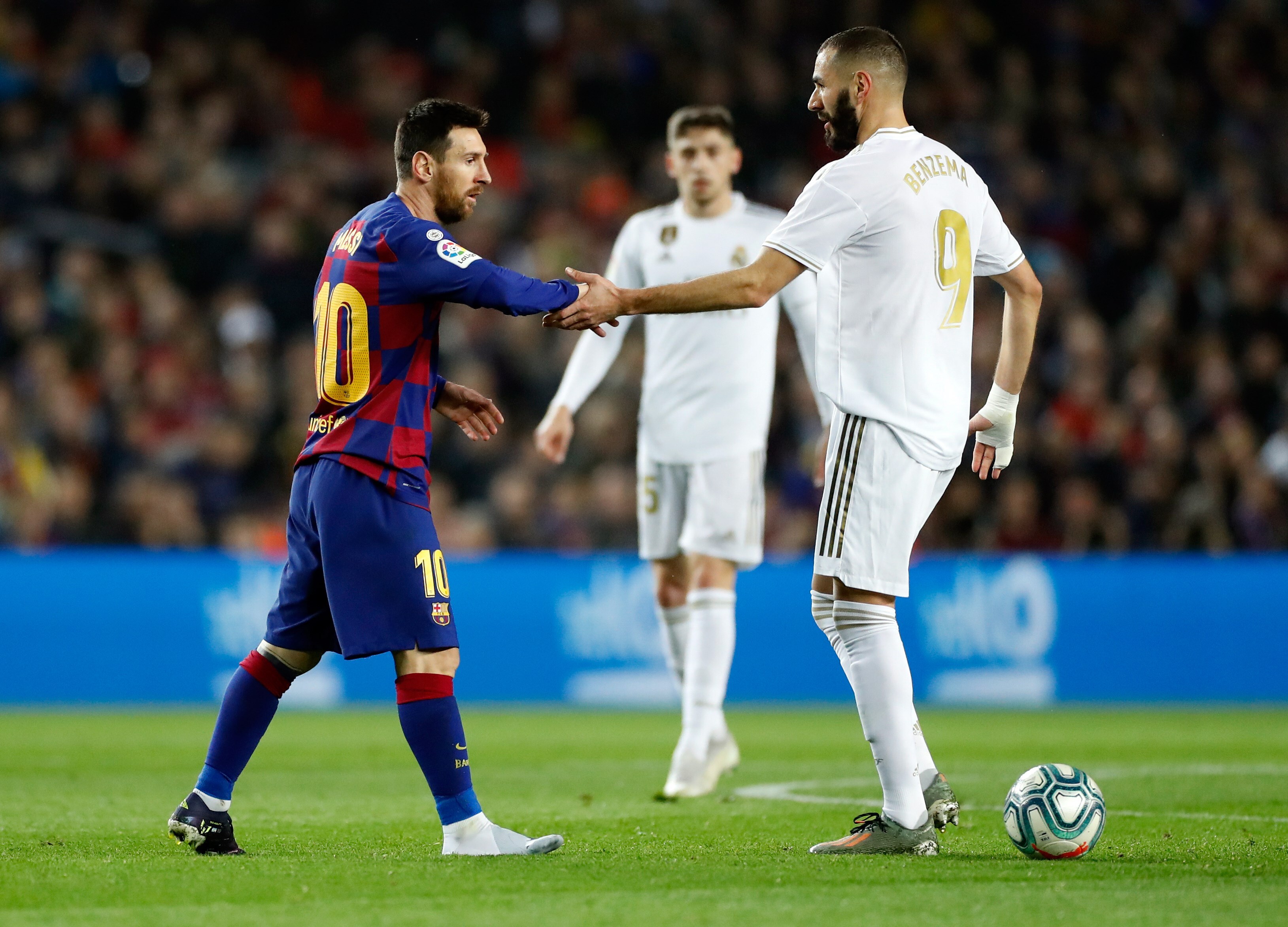 Benzemá y Messi se conocen de sus enfrentamientos en España. Foto: EFE/Alberto Estevez/Archivo
