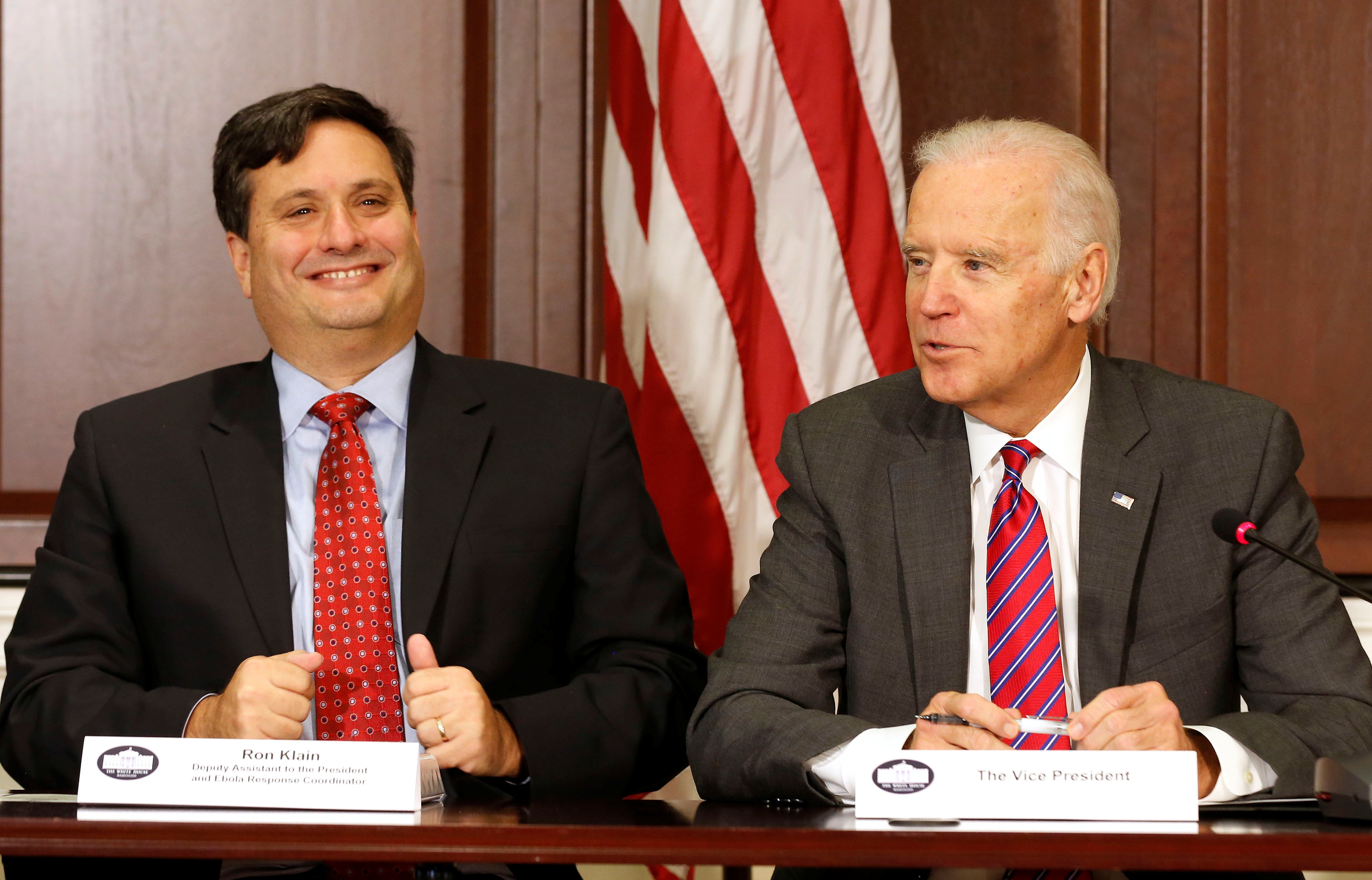 Joe Biden, cuando era vicepresidente, junto a quien será su jefe de gabinete, Ron Klain, el 13 de noviembre de 2014 (REUTERS/Larry Downing/File Picture)