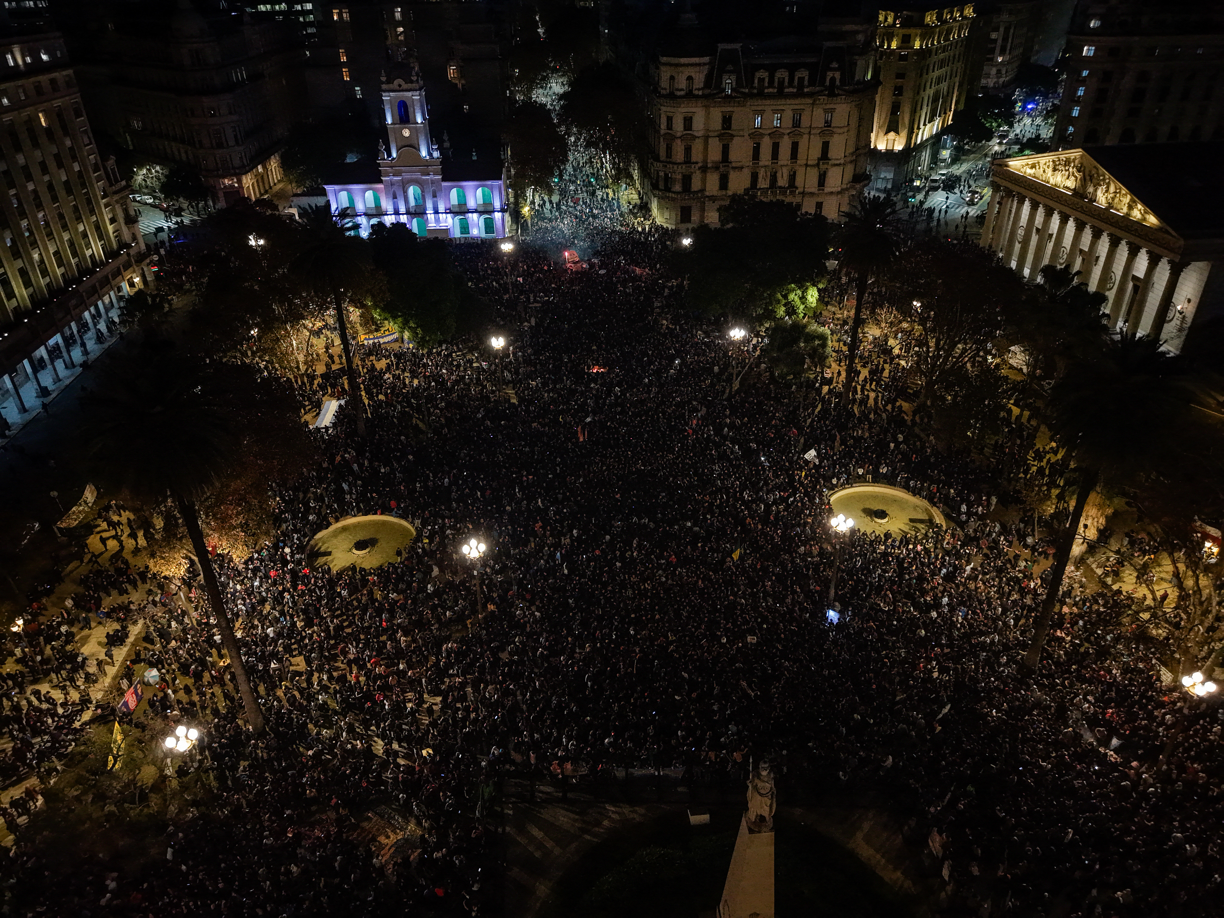 El pa&iacute;s despide al Indio Solari: a la espera de una definici&oacute;n sobre el lugar para el velorio, habr&aacute; un banderazo en el Obelisco