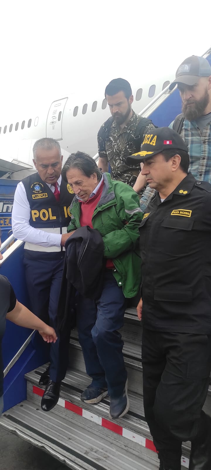 El momento que Alejandro Toledo es bajado del avión que lo trajo a Lima desde Estados Unidos