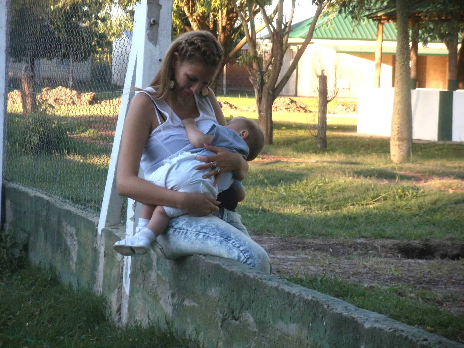 Natalia junto a su hijo