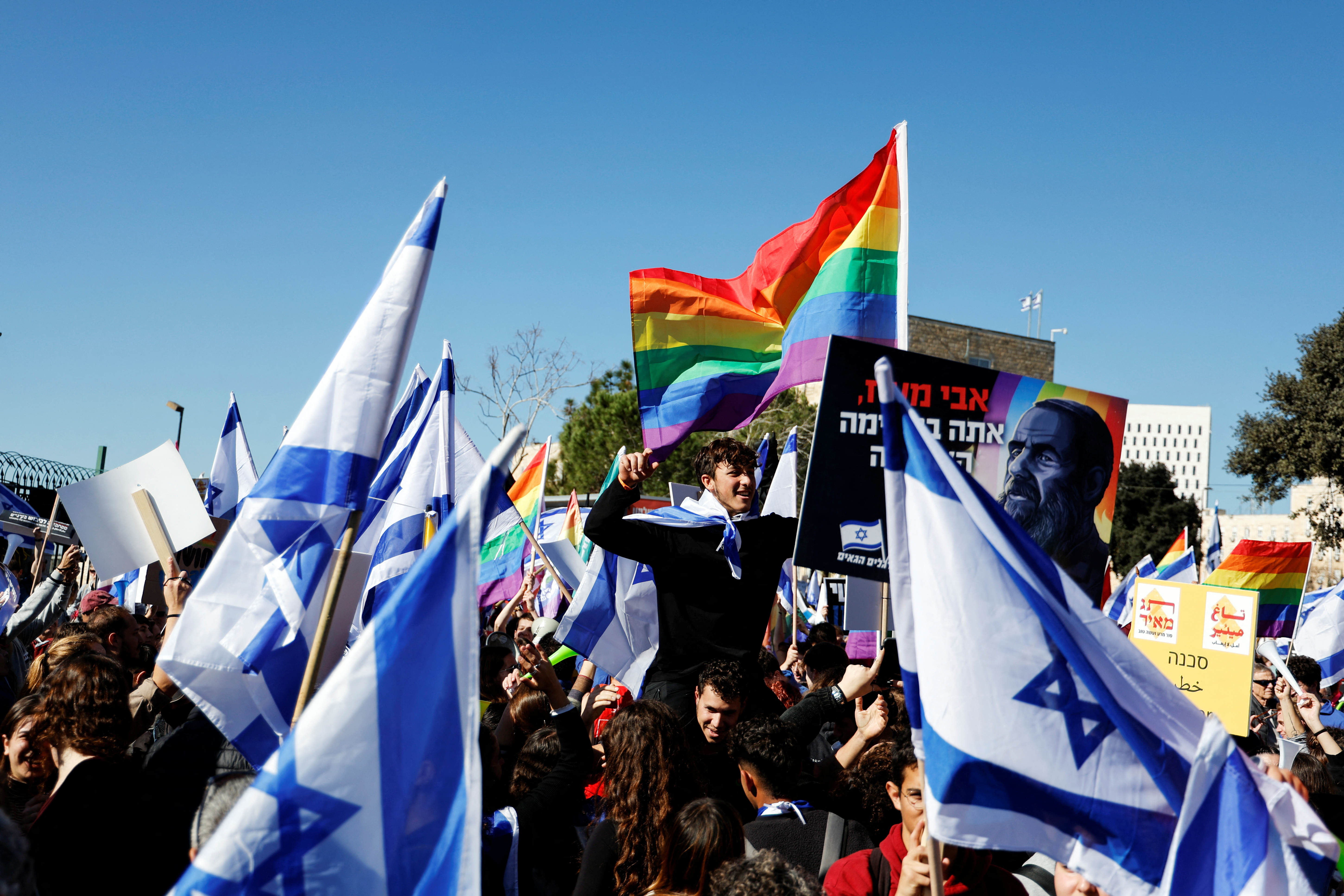 Israelíes sostienen banderas y gritan consignas en una protesta frente a la Knesset, el día de la toma de posesión del nuevo gobierno de derechas, con Benjamin Netanyahu como primer ministro, en Jerusalén el 29 de diciembre de 2022. REUTERS/Ammar Awad