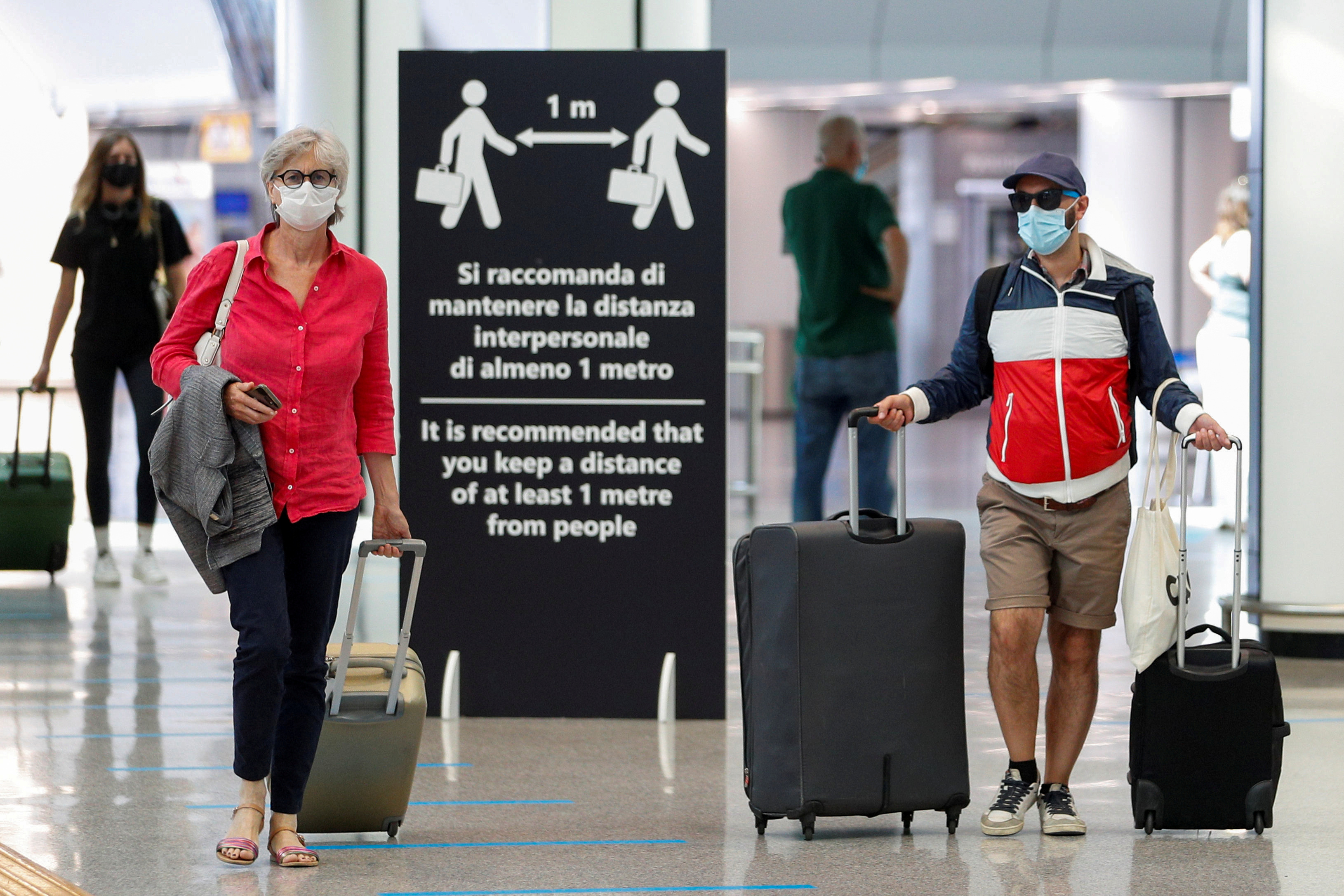 Gente con máscaras en el Aeropuerto de Fiumicino, en Roma, Italia (REUTERS/Guglielmo Mangiapane)