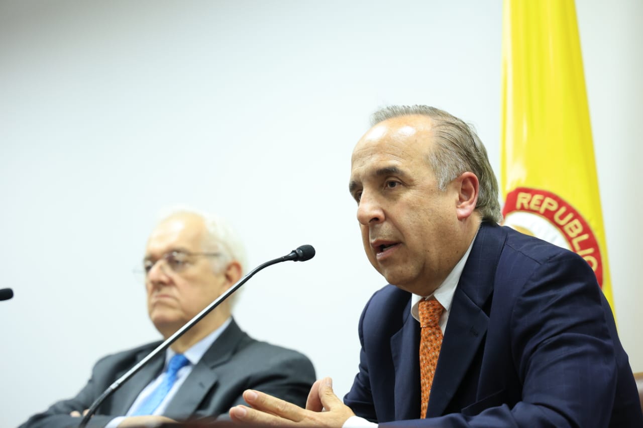 El ministro de Hacienda, José Antonio Ocampo, y el ministro de Transporte, Guillermo Reyes, dieron detalles de los beneficios del Soat. FOTO: Ministerio de Transporte.