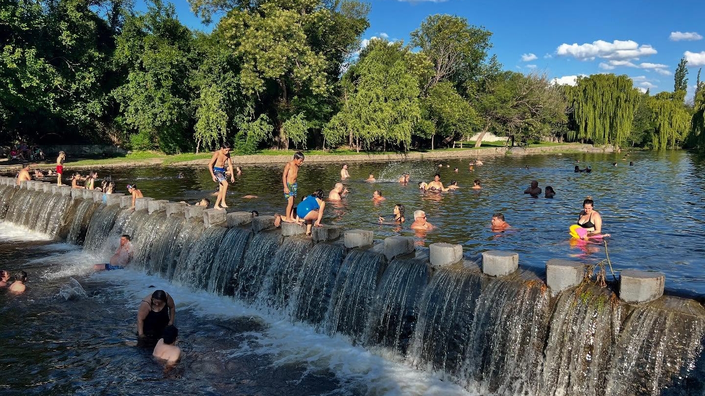 El pueblo en Córdoba con volcanes, laguna y playas, ideal para visitar en el verano 