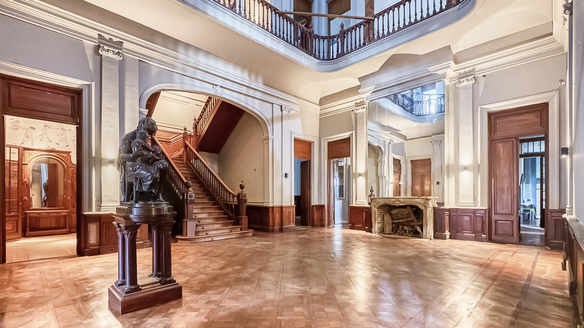 Hall de acceso y distribución, de diseño señorial y barroco francés