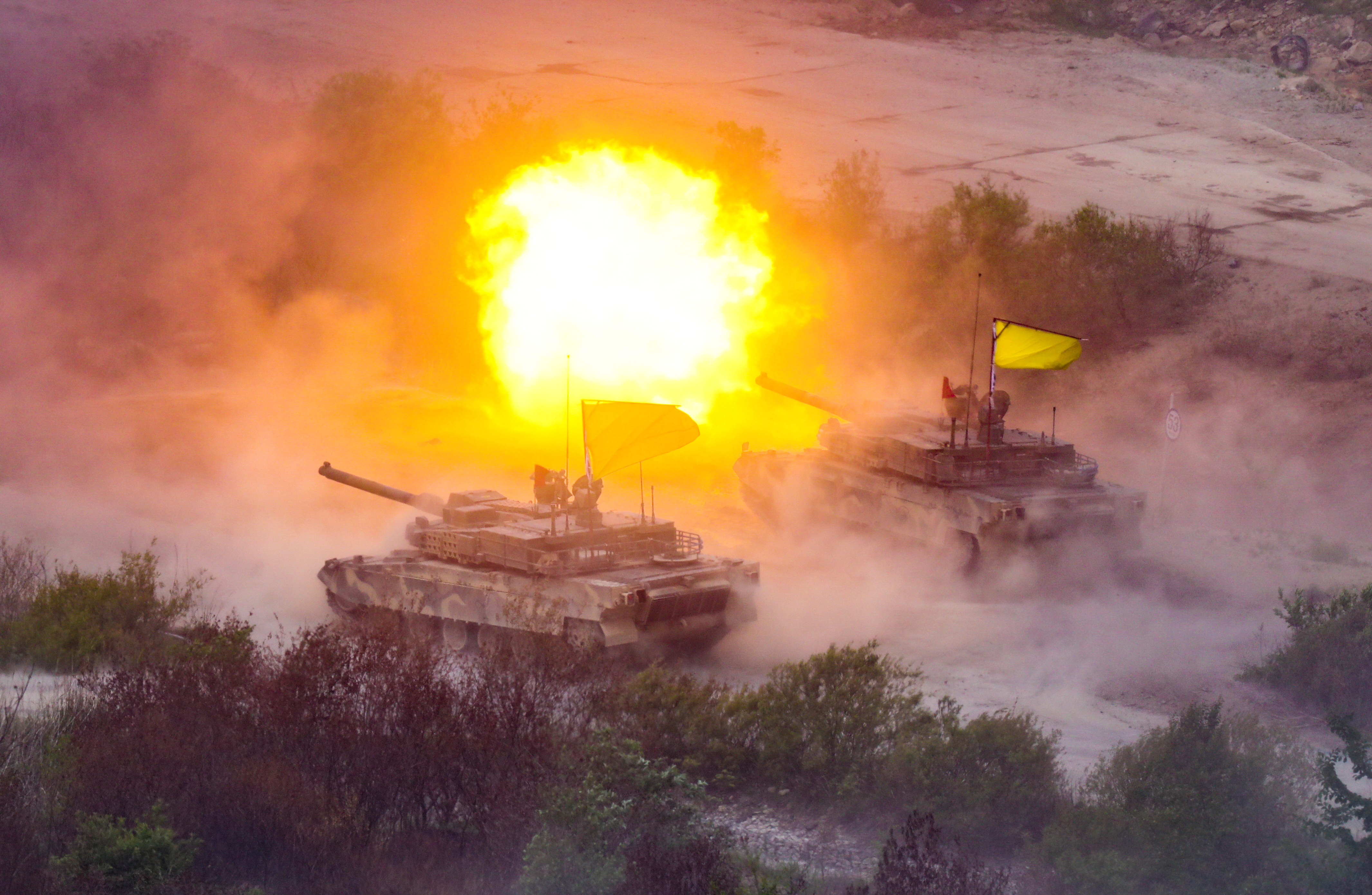 Los ejércitos de Corea del Sur y Estados Unidos realizaron grandes simulacros con fuego real cerca de la frontera con Corea del Norte 
 (South Korean Defence Ministry/Yonhap via REUTERS)