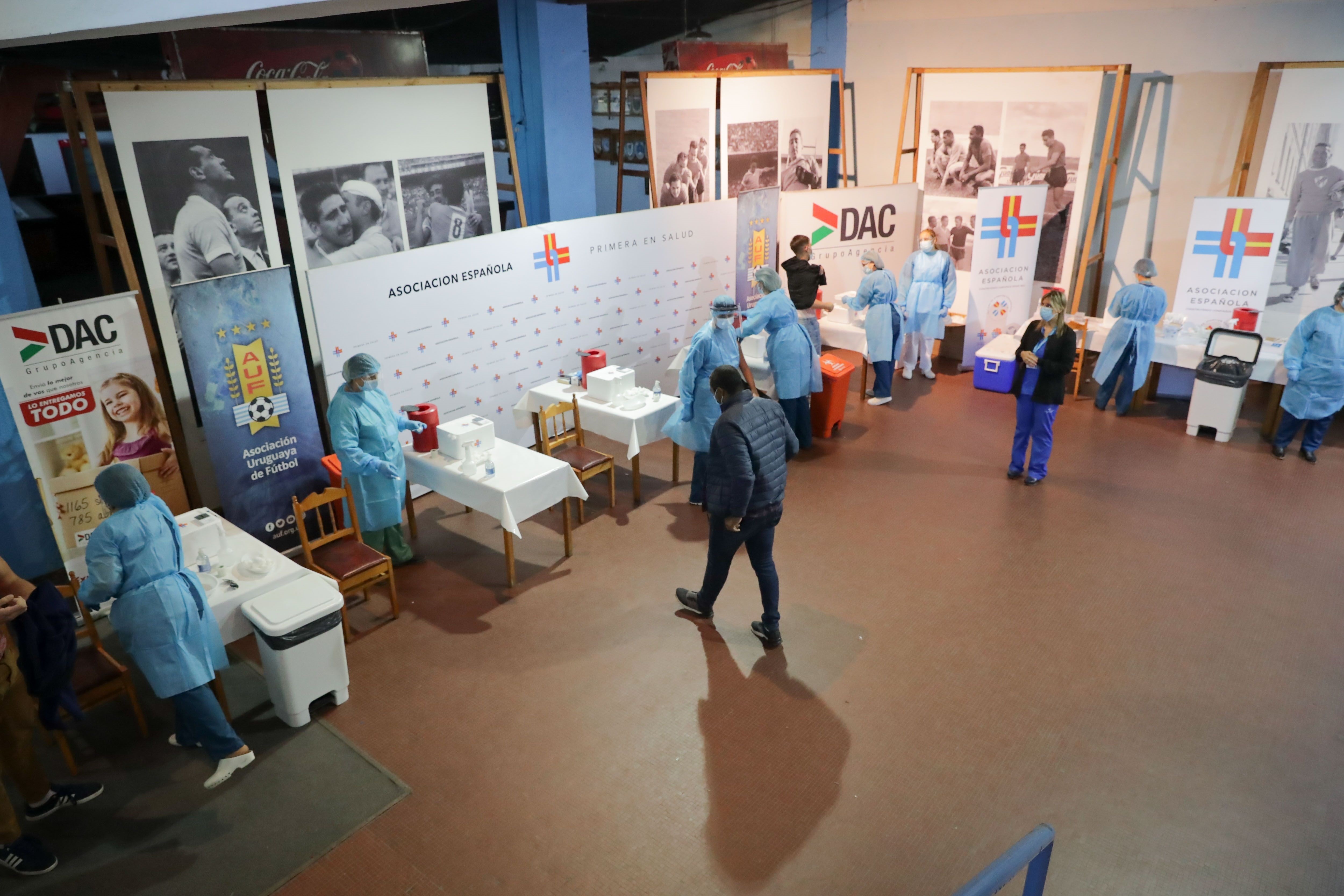 Fotografía de archivo del centro de vacunación instalado en el Estadio Centenario en Montevideo, Uruguay (EFE/Raúl Martínez)