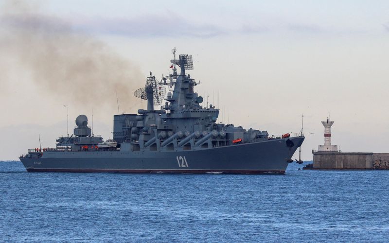 ARCHIVO: El crucero de misiles guiados de la Armada rusa Moskva navega de regreso a un puerto después de rastrear buques de guerra de la OTAN en el Mar Negro, en el puerto de Sebastopol, Crimea, 16 de noviembre de 2021 (Reuters)