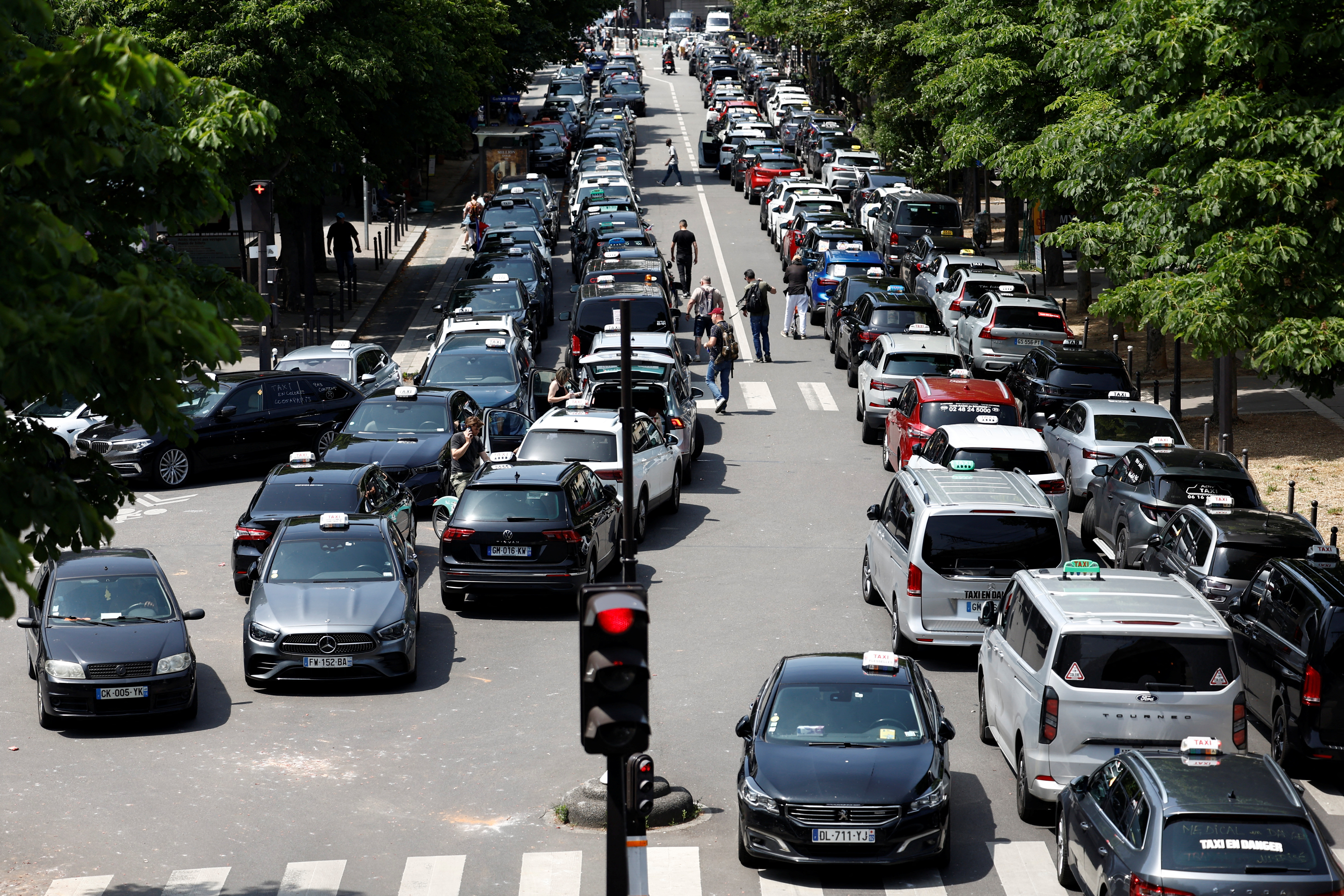 Una empleada pública deberá devolver una gran suma de dinero que le depositaron por error y usó para comprar un terreno