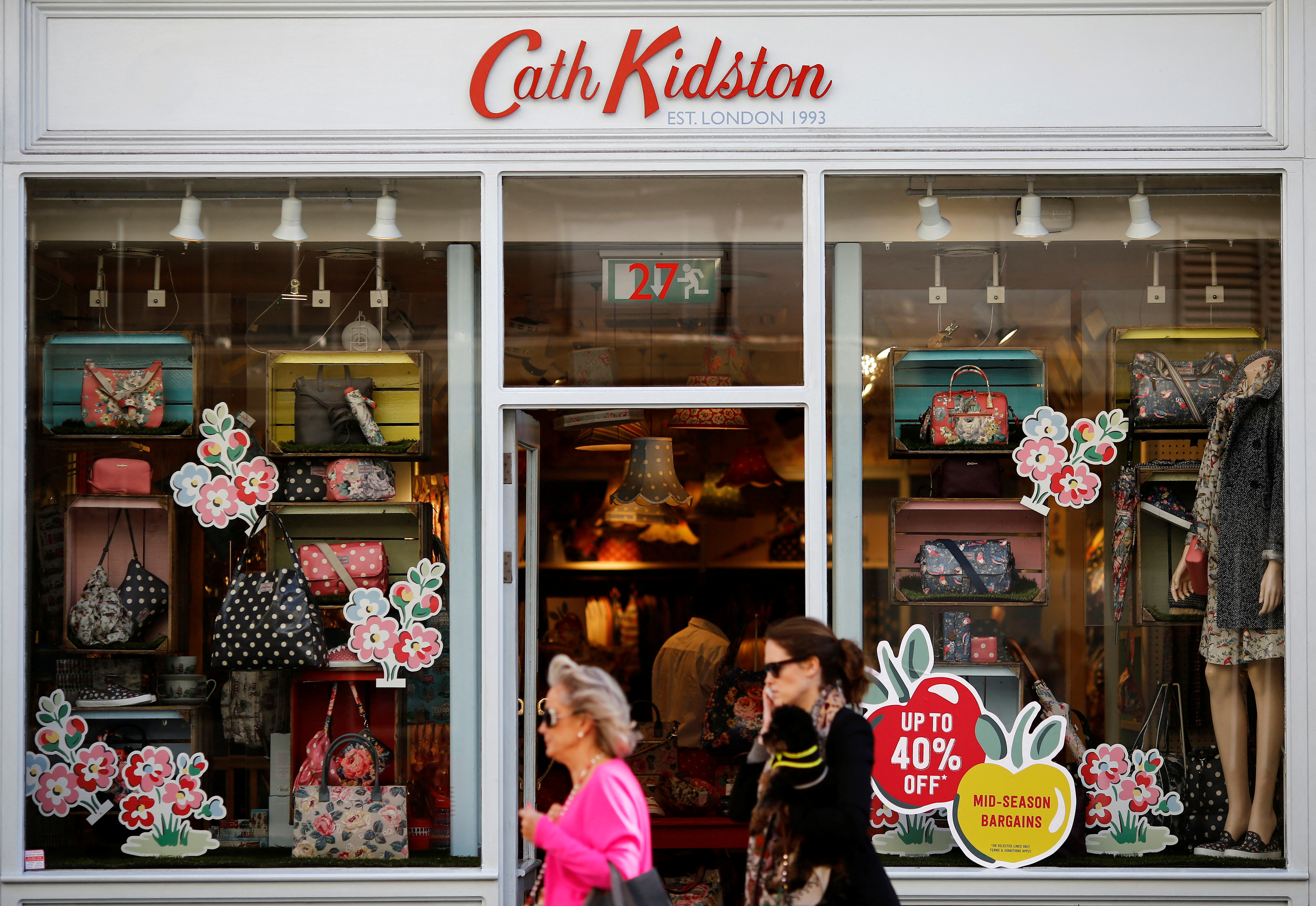 FOTO DE ARCHIVO: La gente pasa por delante de una tienda de Cath Kidston en Londres, Gran Bretaña. REUTERS/Stefan Wermuth