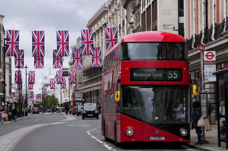 FOTO DE ARCHIVO. Oxford Street se engalana con banderas británicas, antes de la coronación del rey Carlos III de Reino Unido y Camila, reina consorte, en Londres, Reino Unido. 1 de mayo de 2023. REUTERS/Maja Smiejkowska