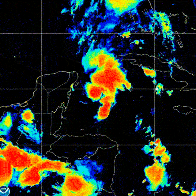 La tormenta tropical Marco cruza el Golfo de México