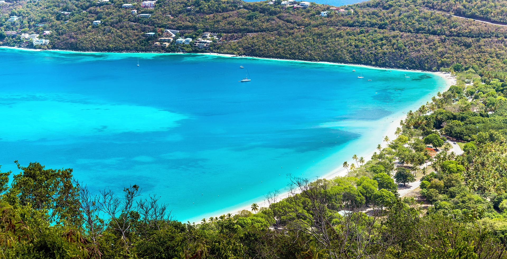 Coki Beach es una playa de arena blanca en el lado noreste de la isla Saint Thomas, adyacente al Coral World Ocean Park