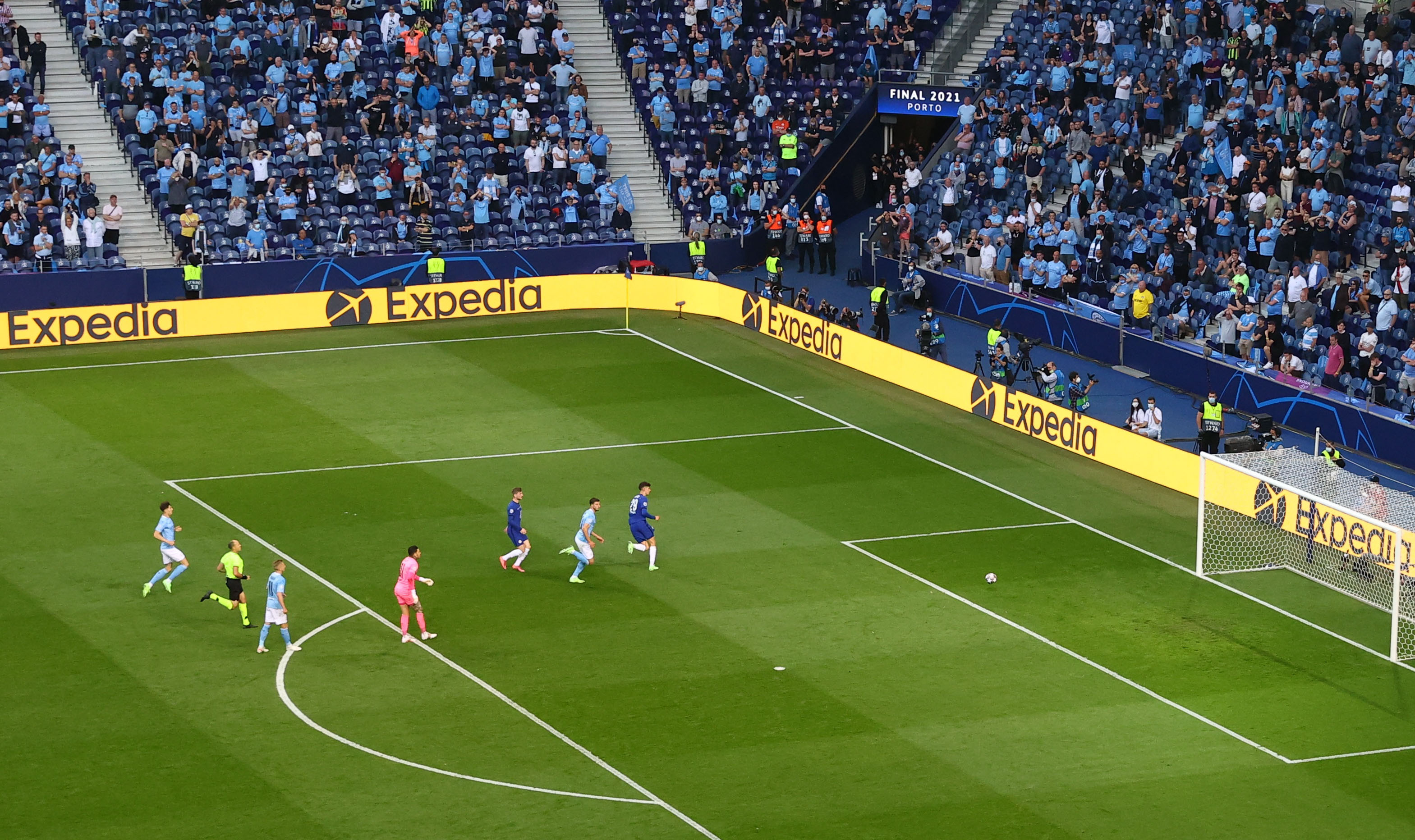 Kai Havertz eludió a Ederson y definió con el arco libre para poner el 1-0 del Chelsea ante el Manchester City (Foto: REUTERS)