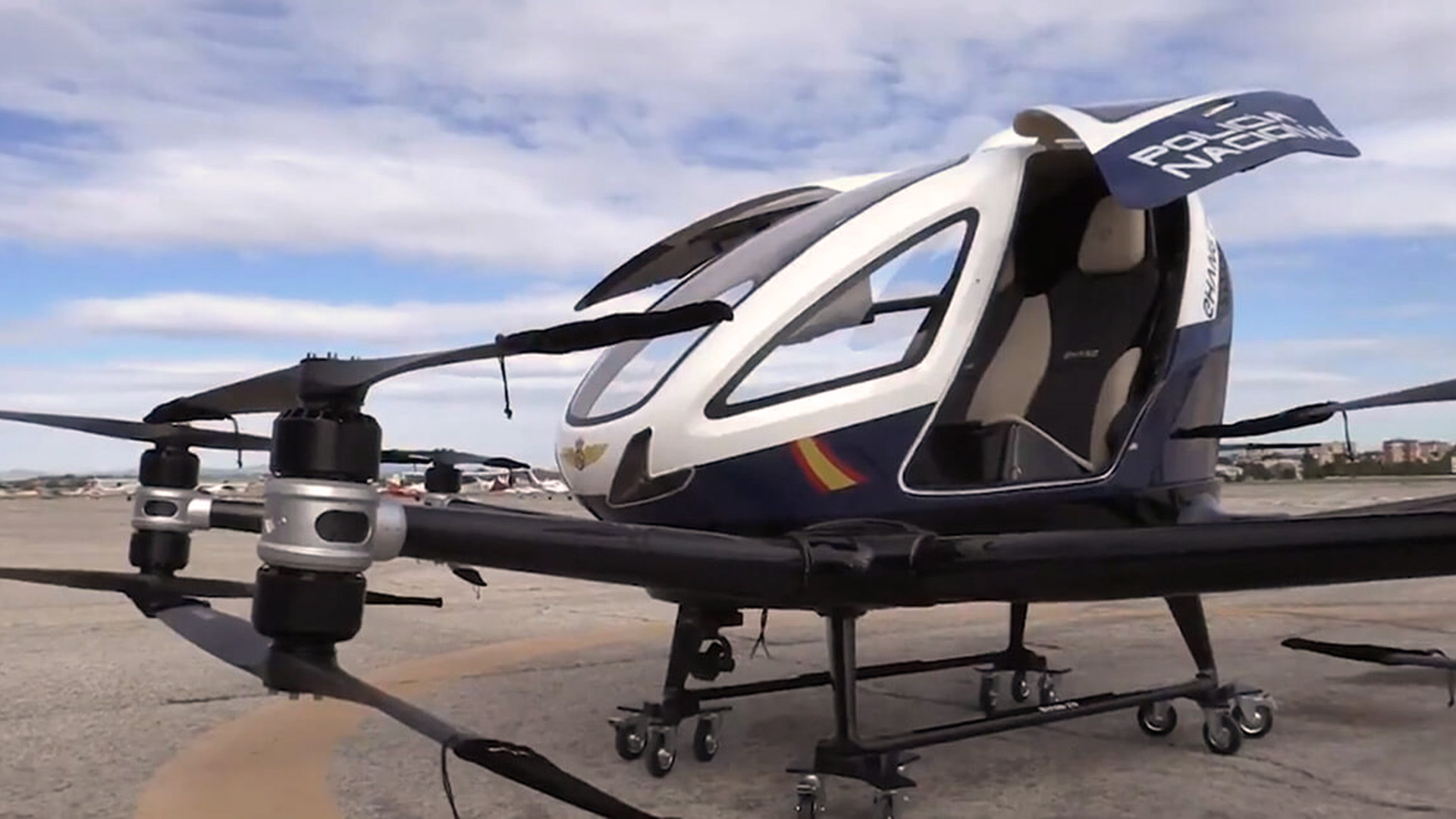 Los colores de la Policía Aérea española lucen en el aeronave que está desarrollando sus primeros vuelos experimentales