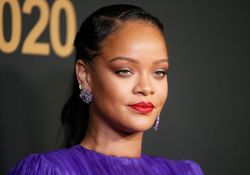Foto de Archivo. Pasadena, California, EEUU, 22 de febrero, 2020 – Rihanna posa con su premio President. REUTERS/Danny Moloshok