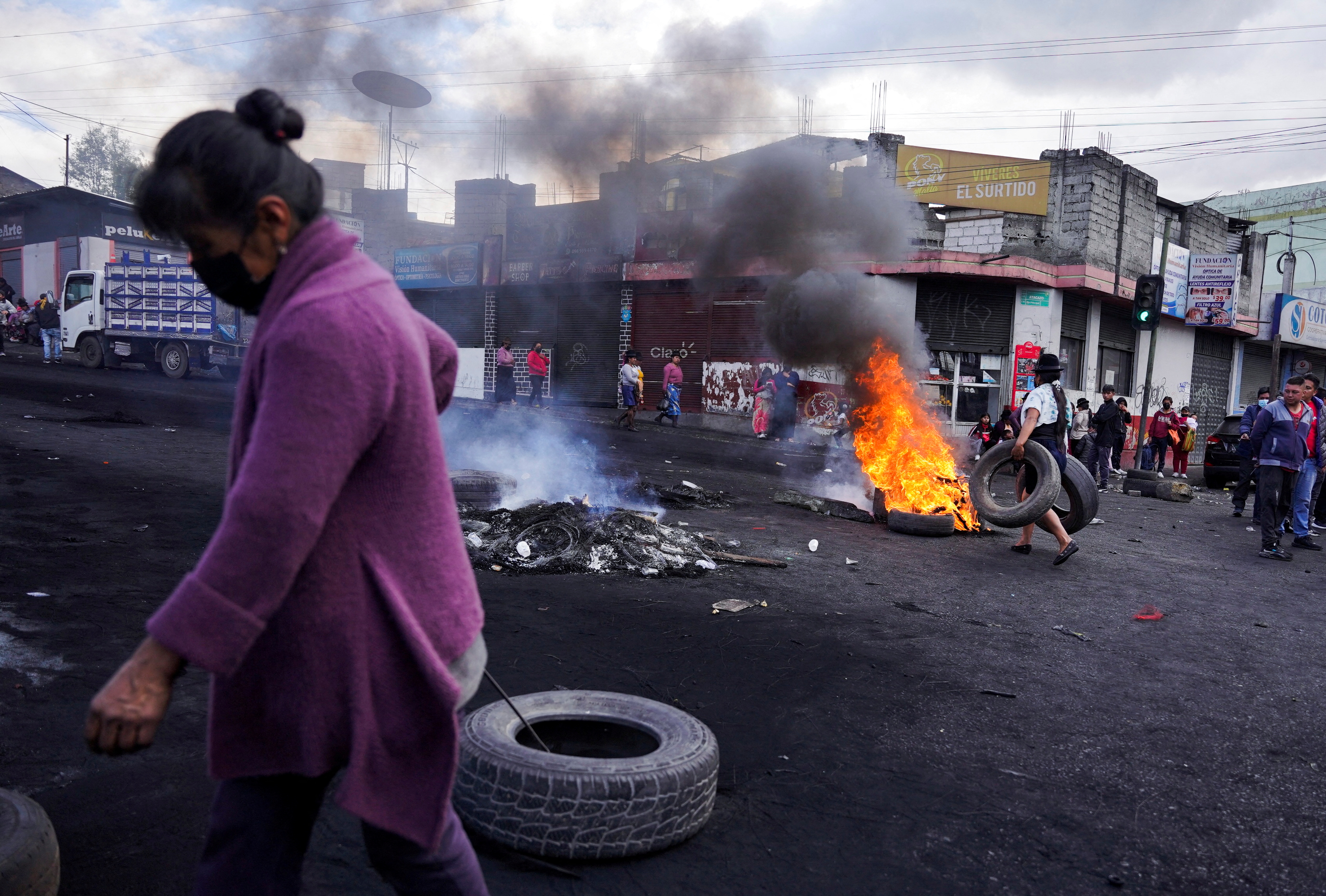 Para los cierres de vías, los manifestantes utilizan neumáticos incendiados. (REUTERS/Johanna Alarcon).