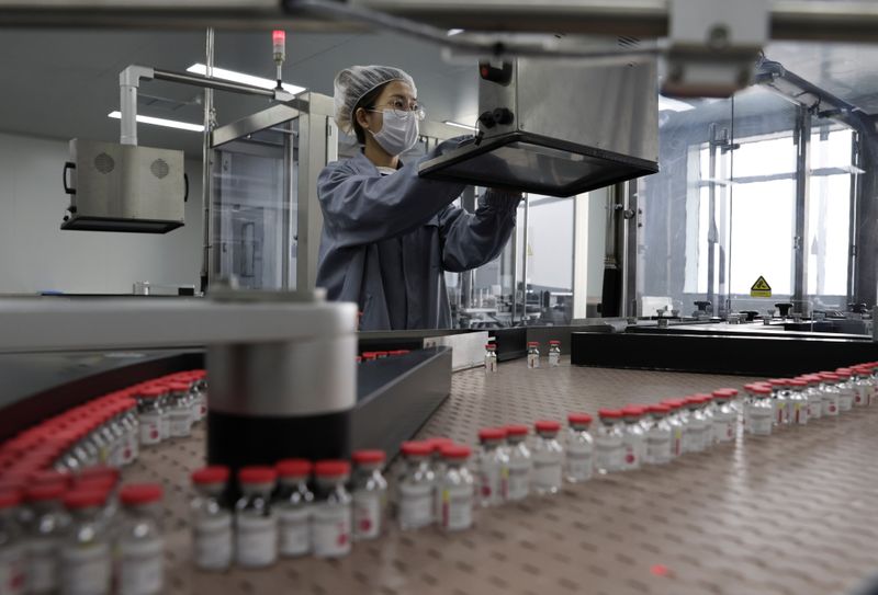 Una empleada trabaja en la línea de producción de la vacuna de CanSino Biologics Inc contra COVID-19 en Tianjin, China (Foto: REUTERS/Daily China/Archivo)