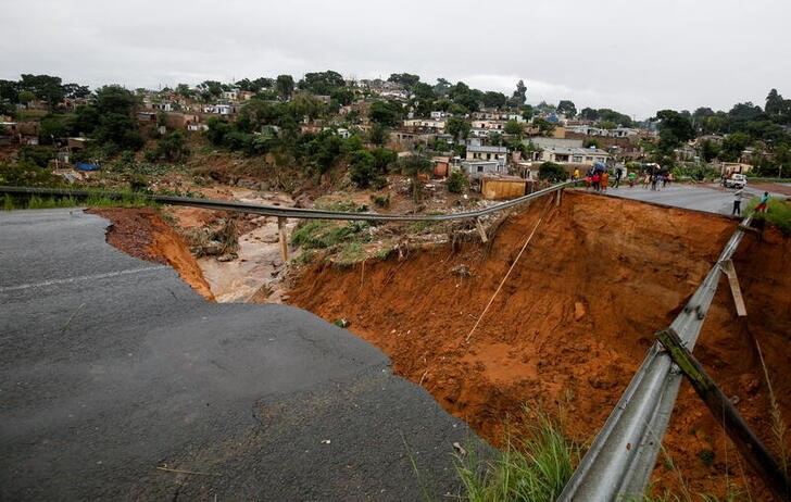 Un puente fue destruido después de que un río desbordó su rivera en Ntuzuma (REUTERS/Rogan Ward)