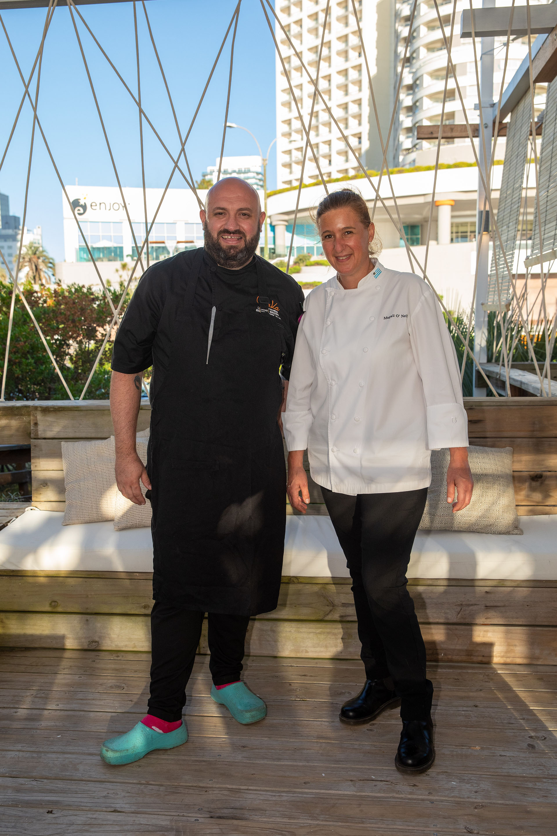 El chef ejecutivo de Osaka, Leandro Bouzada, y la chef ejecutiva de Enjoy Punta del Este, Magali O'Neill