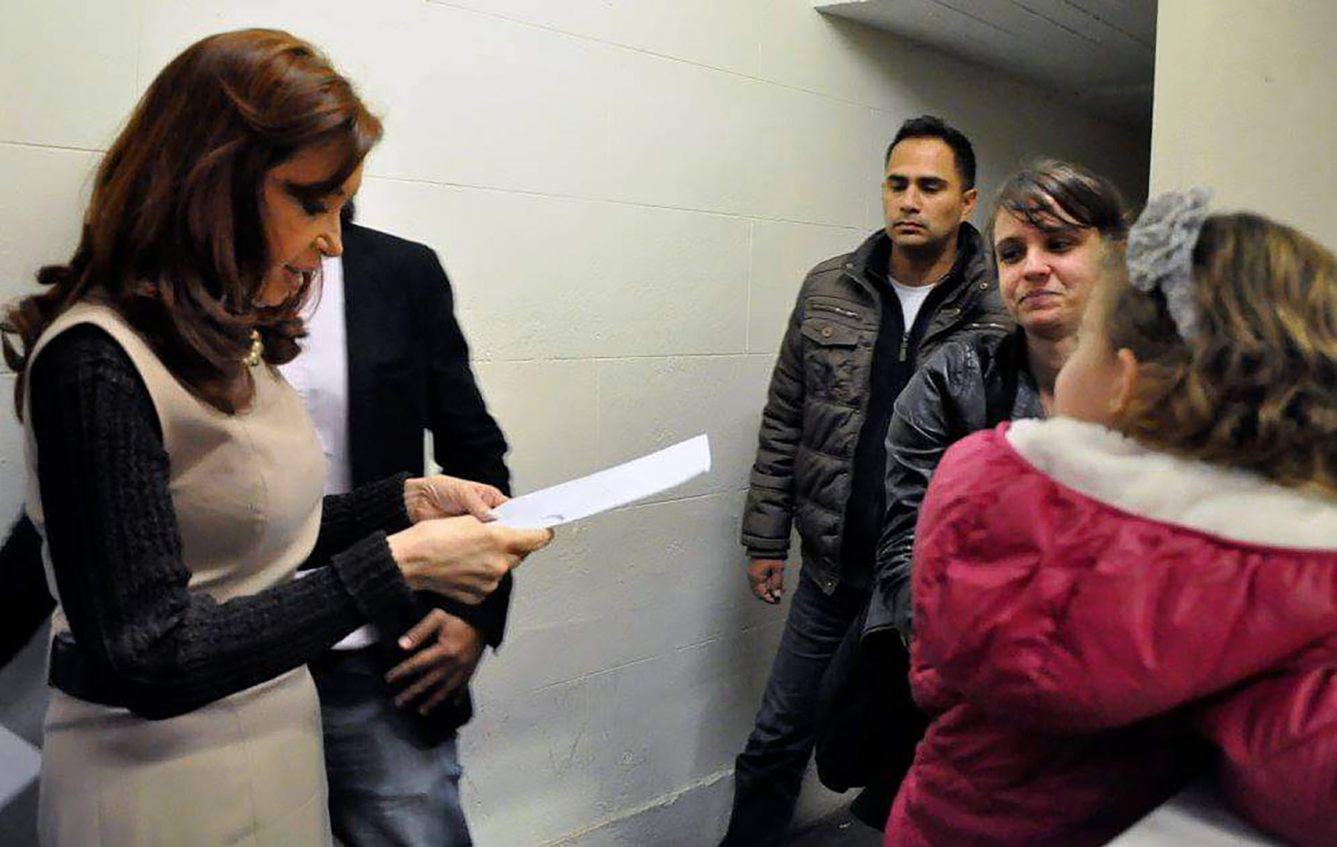 Cristina Kirchner, años atrlas, recibiendo un dibujo por parte de Catalina
