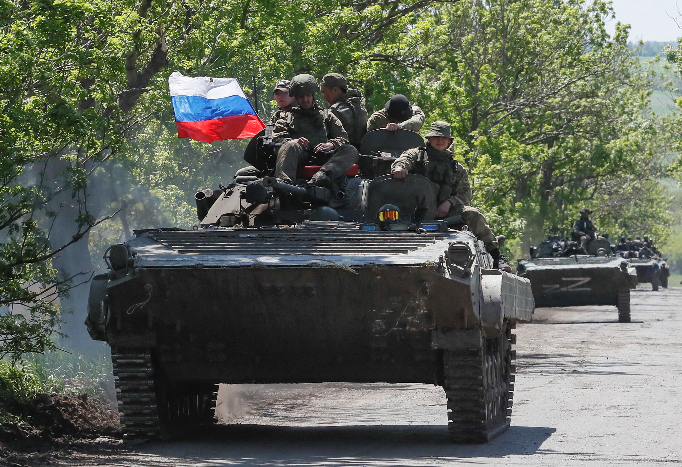 Un convoy de vehículos blindados rusos circula por una carretera en el transcurso del conflicto entre Ucrania y Rusia cerca de Mariupol en la región de Donetsk, Ucrania 20 de mayo de 2022. (REUTERS/Alexander Ermochenko)