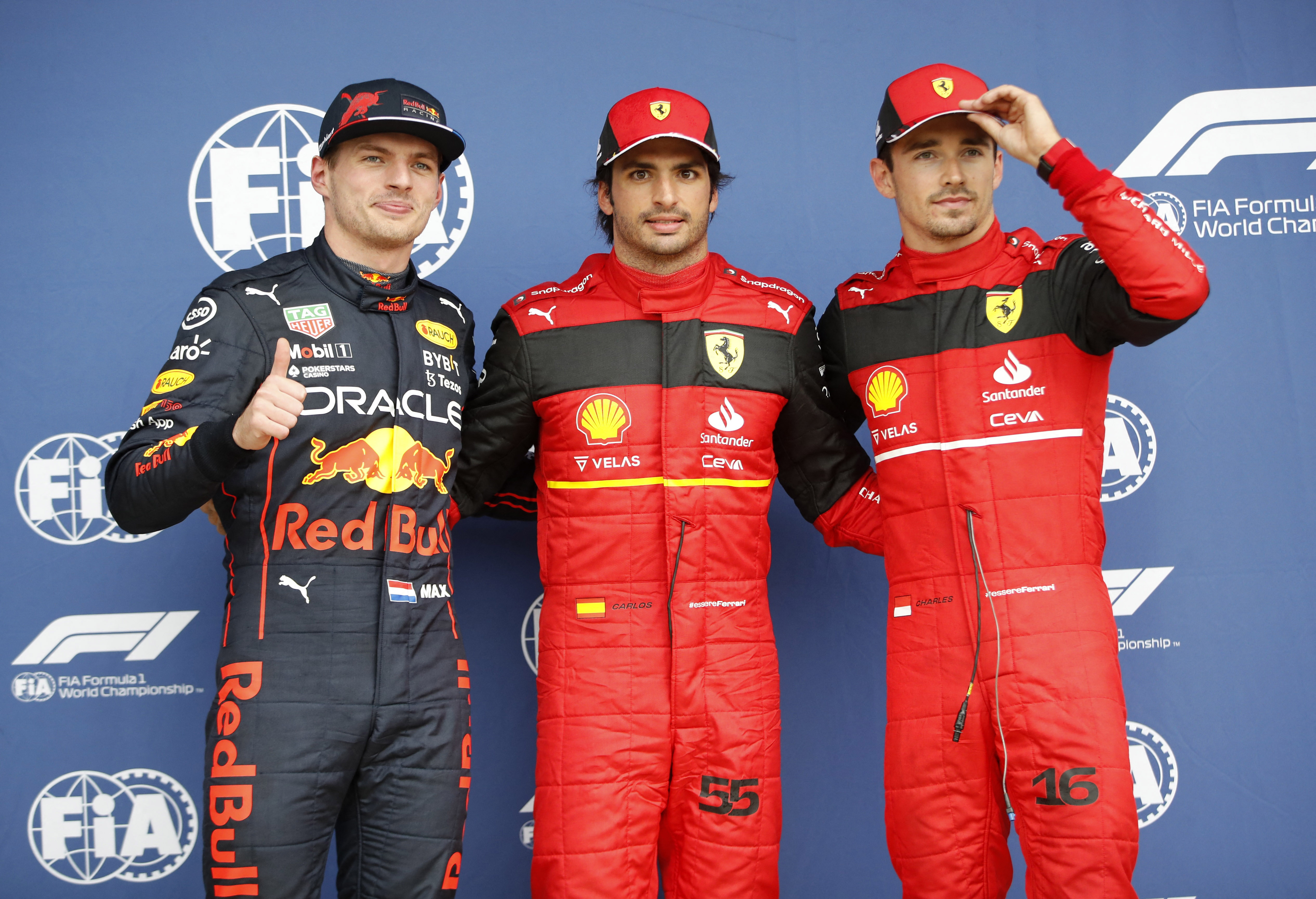 Carlos Sainz Jr, Max Verstappen y Charles Lecler en los primeros tres puestos para la carrera del GP de Gran Bretaña. Foto: REUTERS/Molly Darlington