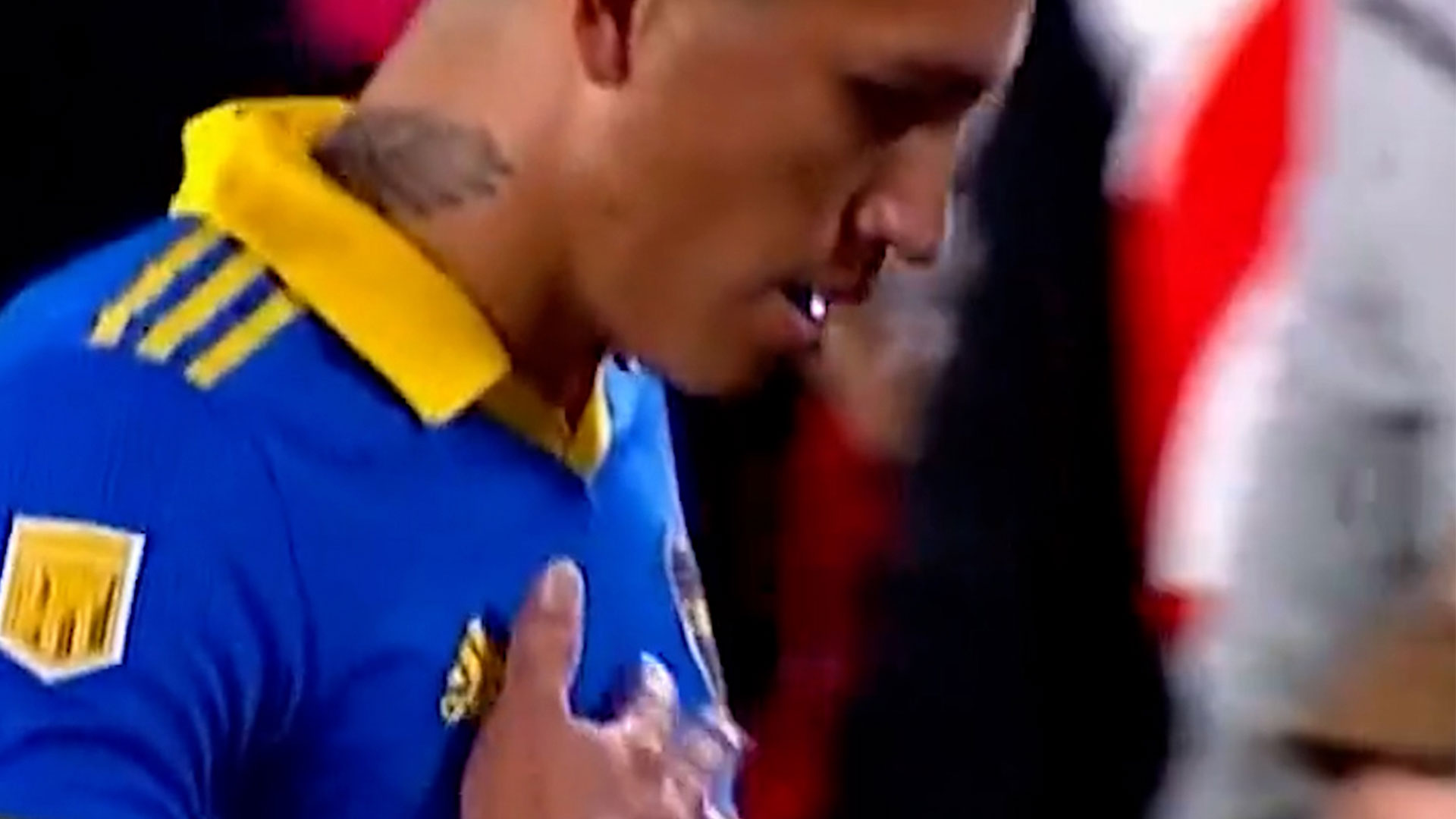 El gesto de Luis Vázquez que enfureció a los hinchas de River Plate antes del escándalo del final en el Superclásico 