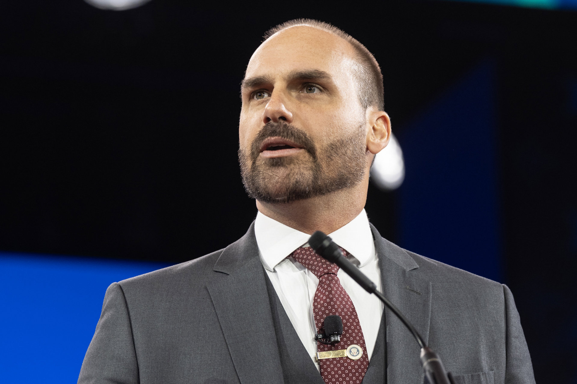 Un juez del Tribunal Supremo de Brasil emitió una orden de arresto contra Eduardo Bolsonaro, hermano del candidato presidencial