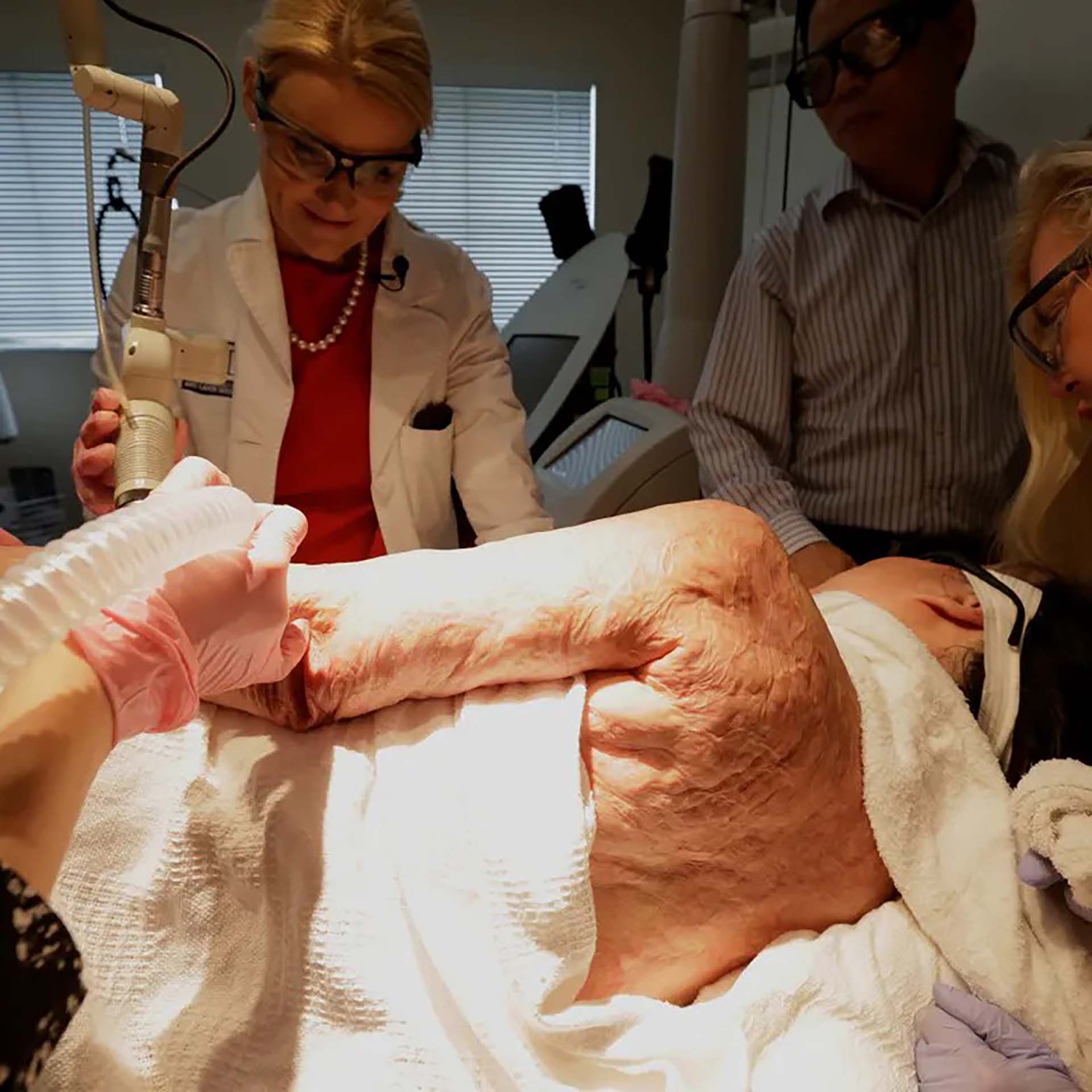 ELa Dra. Jill Waibel aplicó un láser en el brazo de Kim Phuc para reducir el dolor y la apariencia de las cicatrices de sus quemaduras en Miami. El esposo de Phuc, Toan Huy Bui, acompaña a su mujer (Nick Ut/AP)